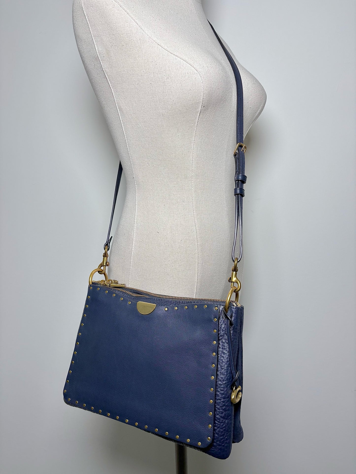 Coach Solid Leather Pre-owned Navy Cowhide Crossbody Purse