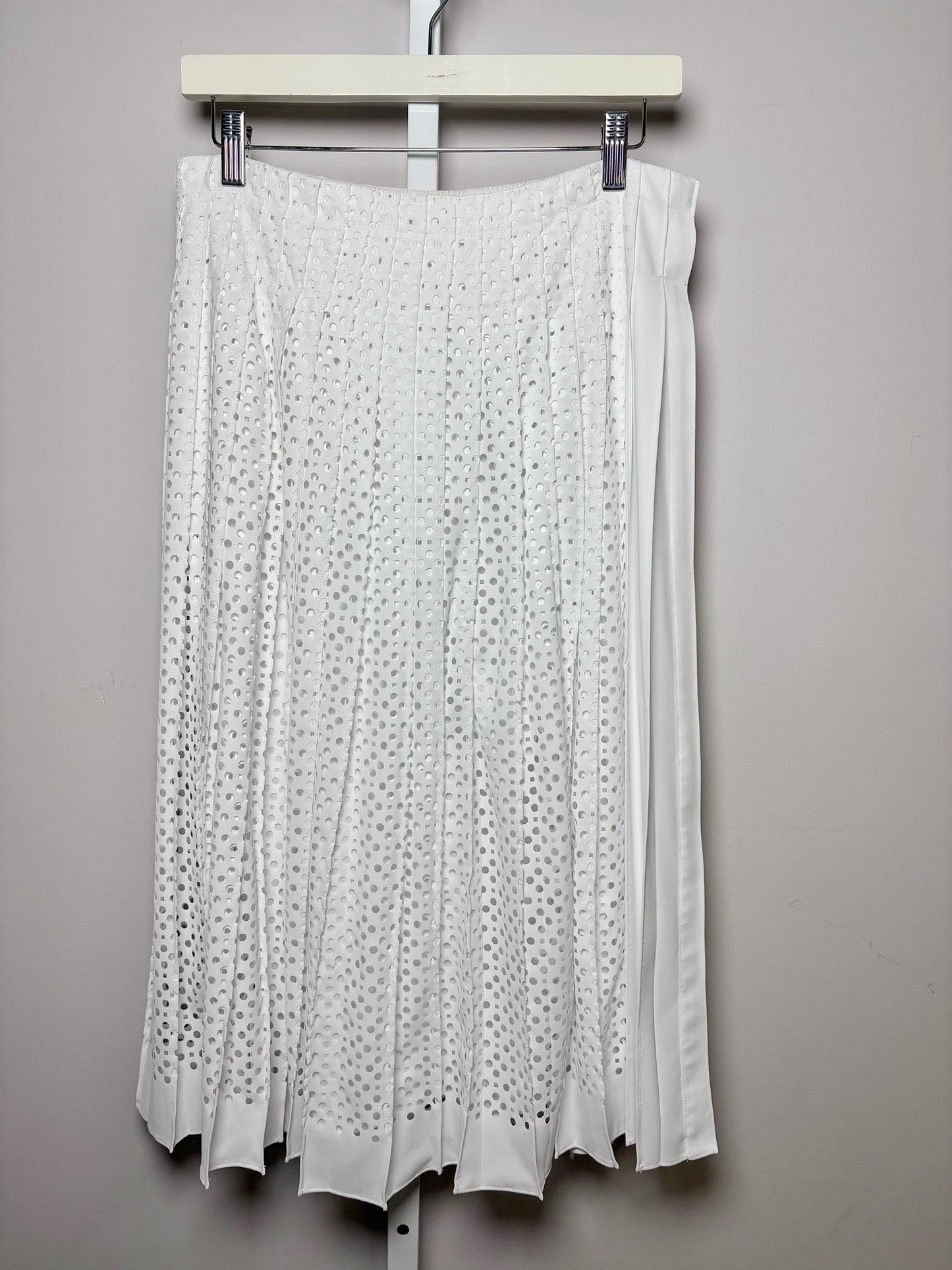 Women Size 6 Tory Burch White Laser Cut Side Buttons Pleated Skirt