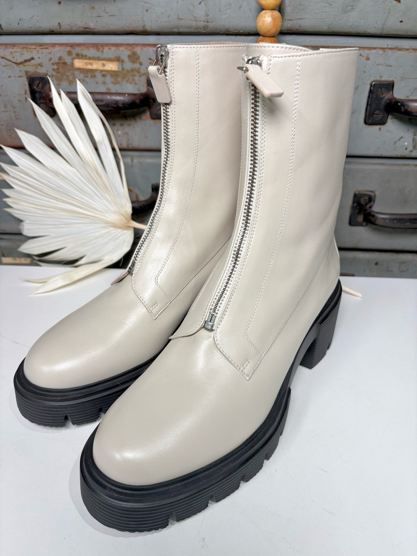 W Shoe Size 9.5 Stuart Weitzman Bone Soho Lug Bootie