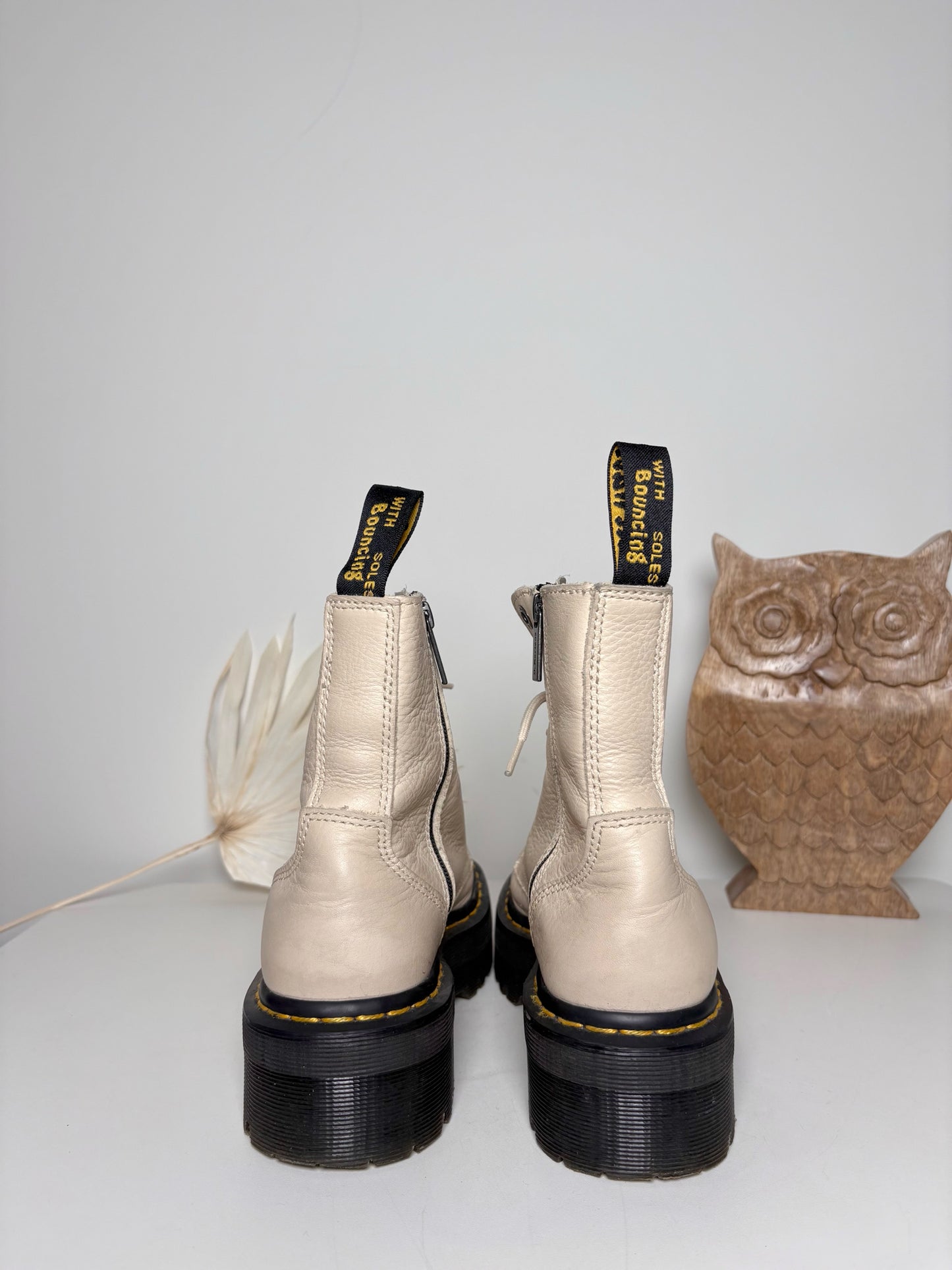 W Shoe Size 8 Dr. Martens Beige Leather Genuine Leather Boots