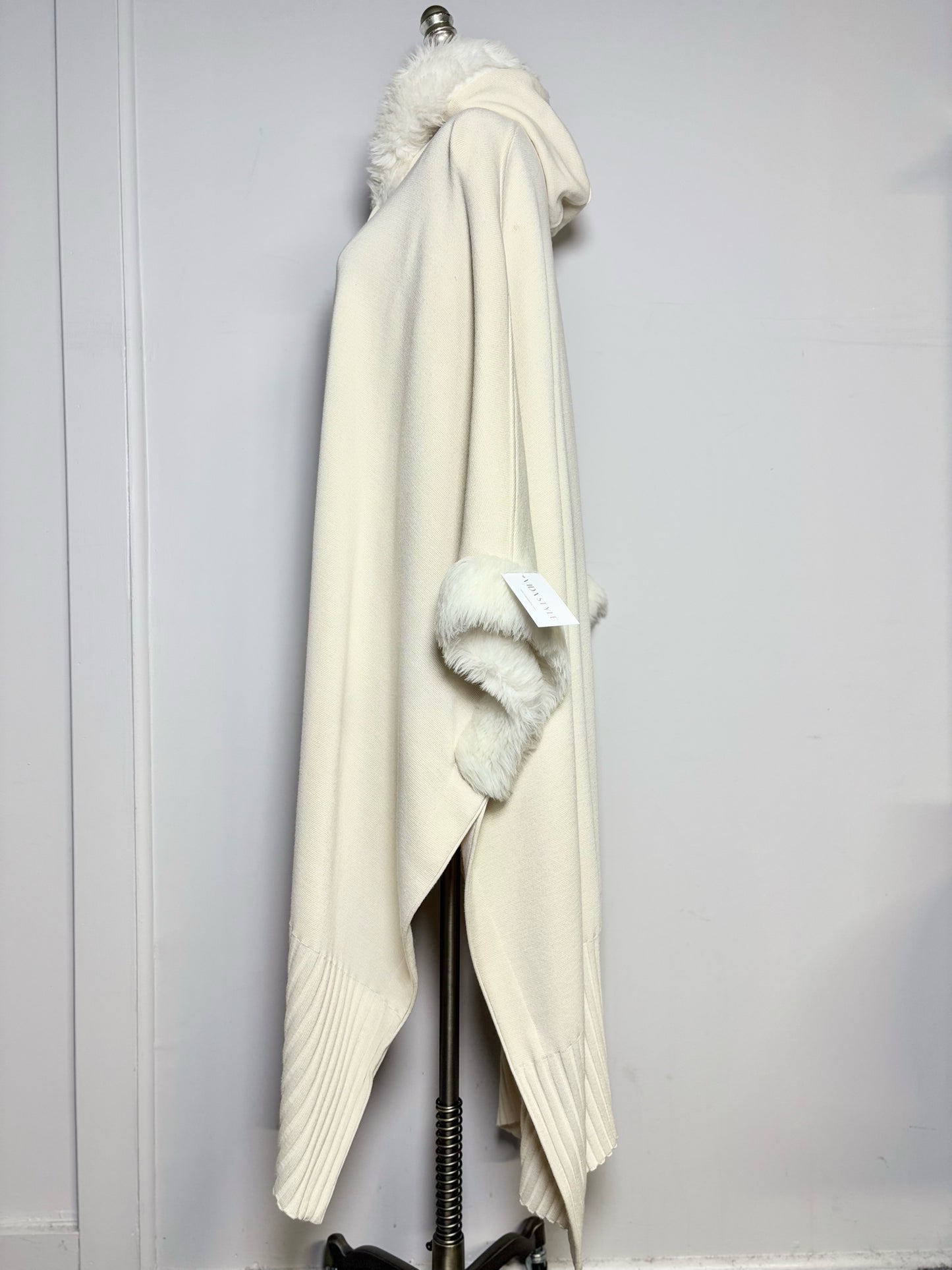 Women Size One Size Cyrous Cream Merino Wool Cape