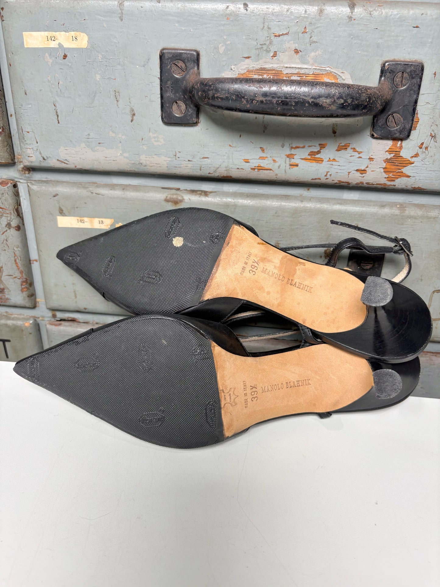 W Shoe Size 39.5 (8.5/9 US) Manolo Blahnik Black Leather Vintage Slingbacks