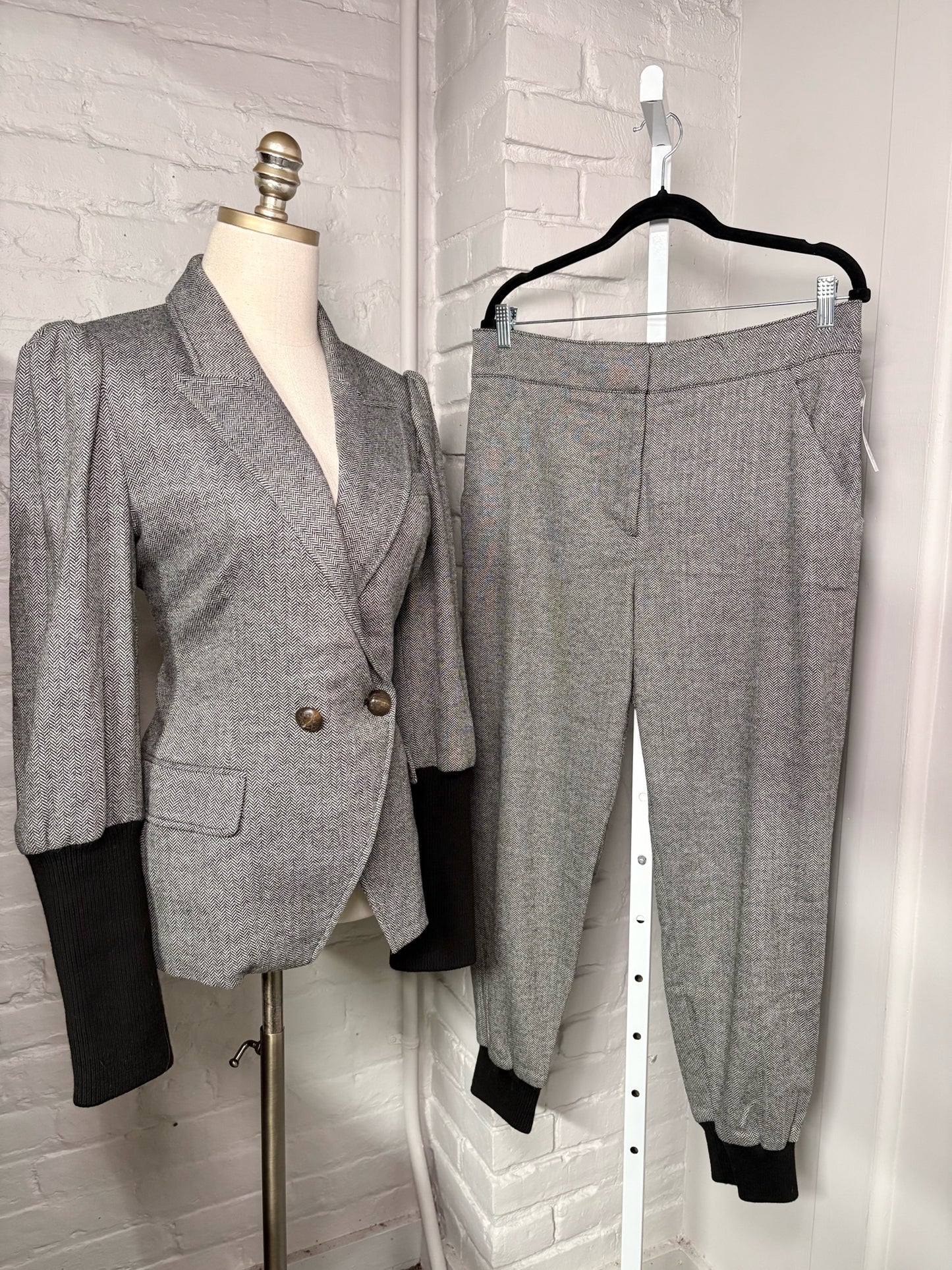Women Size 12 Veronica Beard Black, White Chevron Jogger Pants