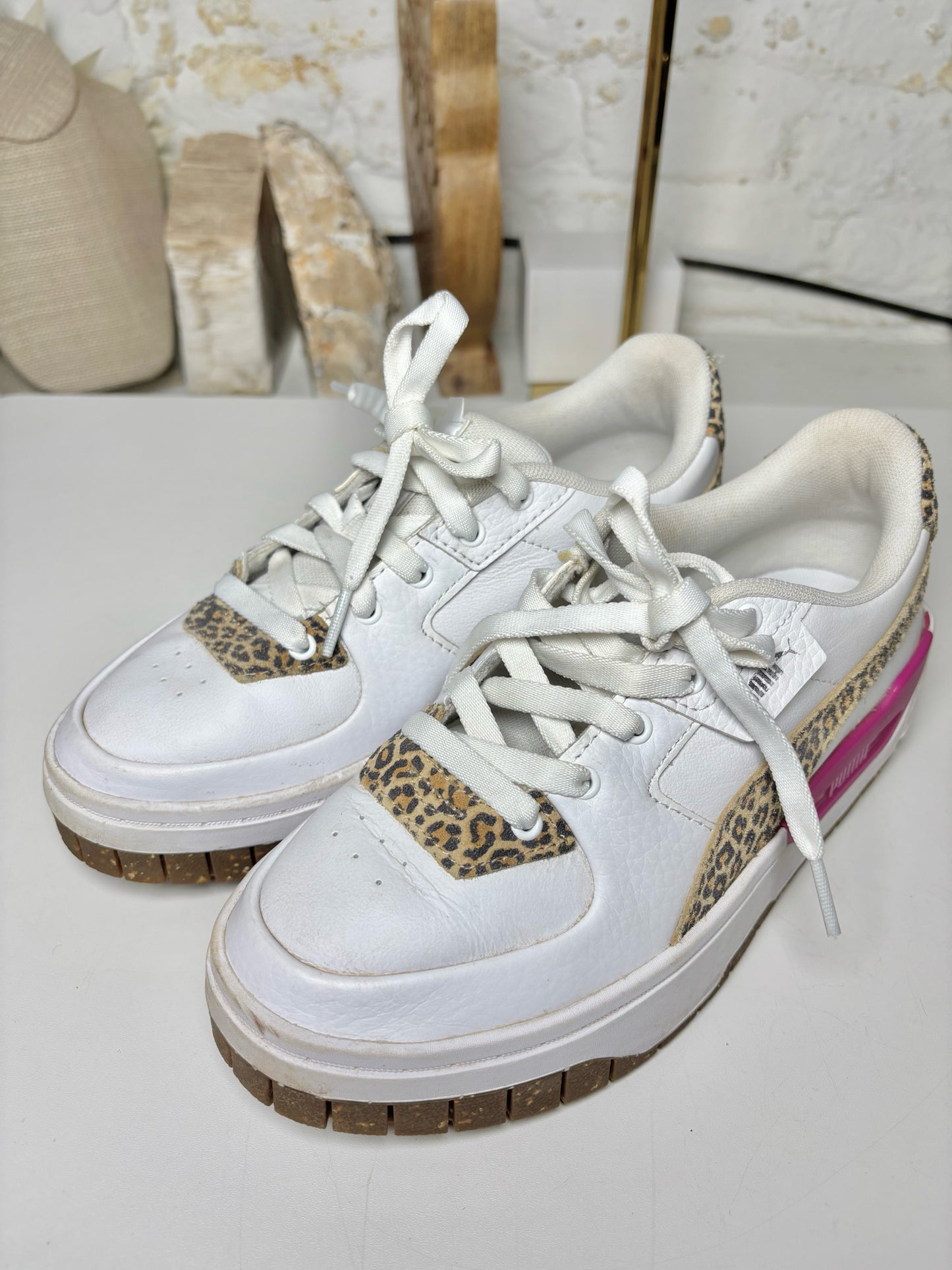 W Shoe Size 7 Puma White Leather Cowhide Sneakers