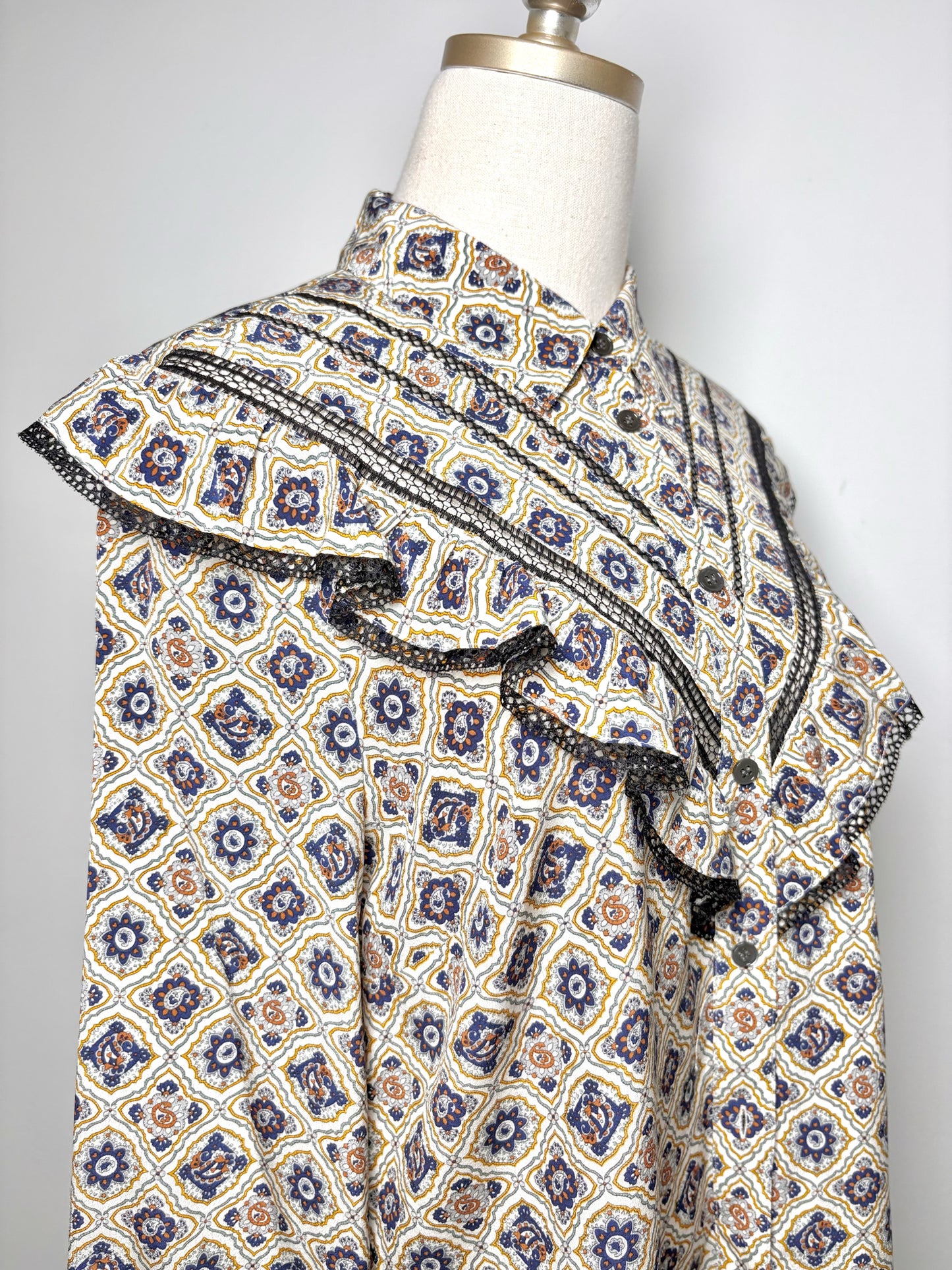 Women Size 10 Veronica Beard White, navy, brown Print Silk Blouse
