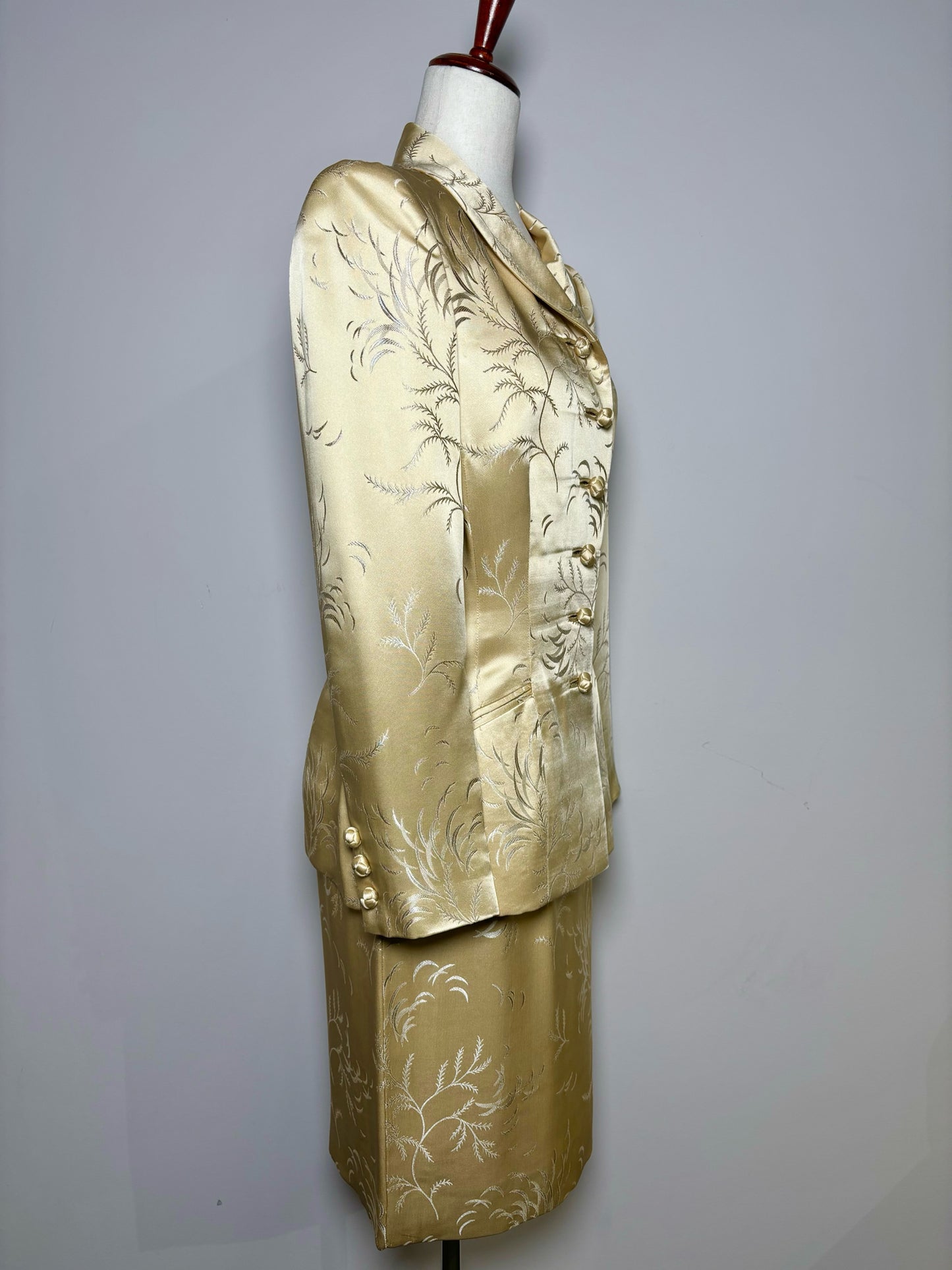 Women Size 8 Oscar de la Renta Cream Embroidered Suit