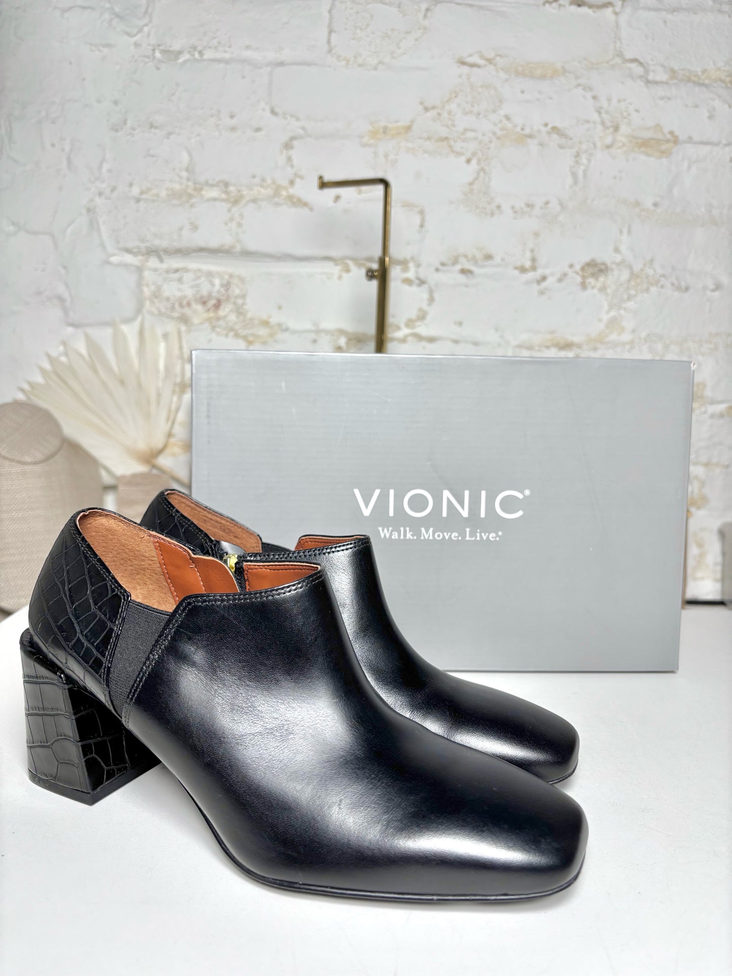 W Shoe Size 6 Vionic Black Leather NWT Heels