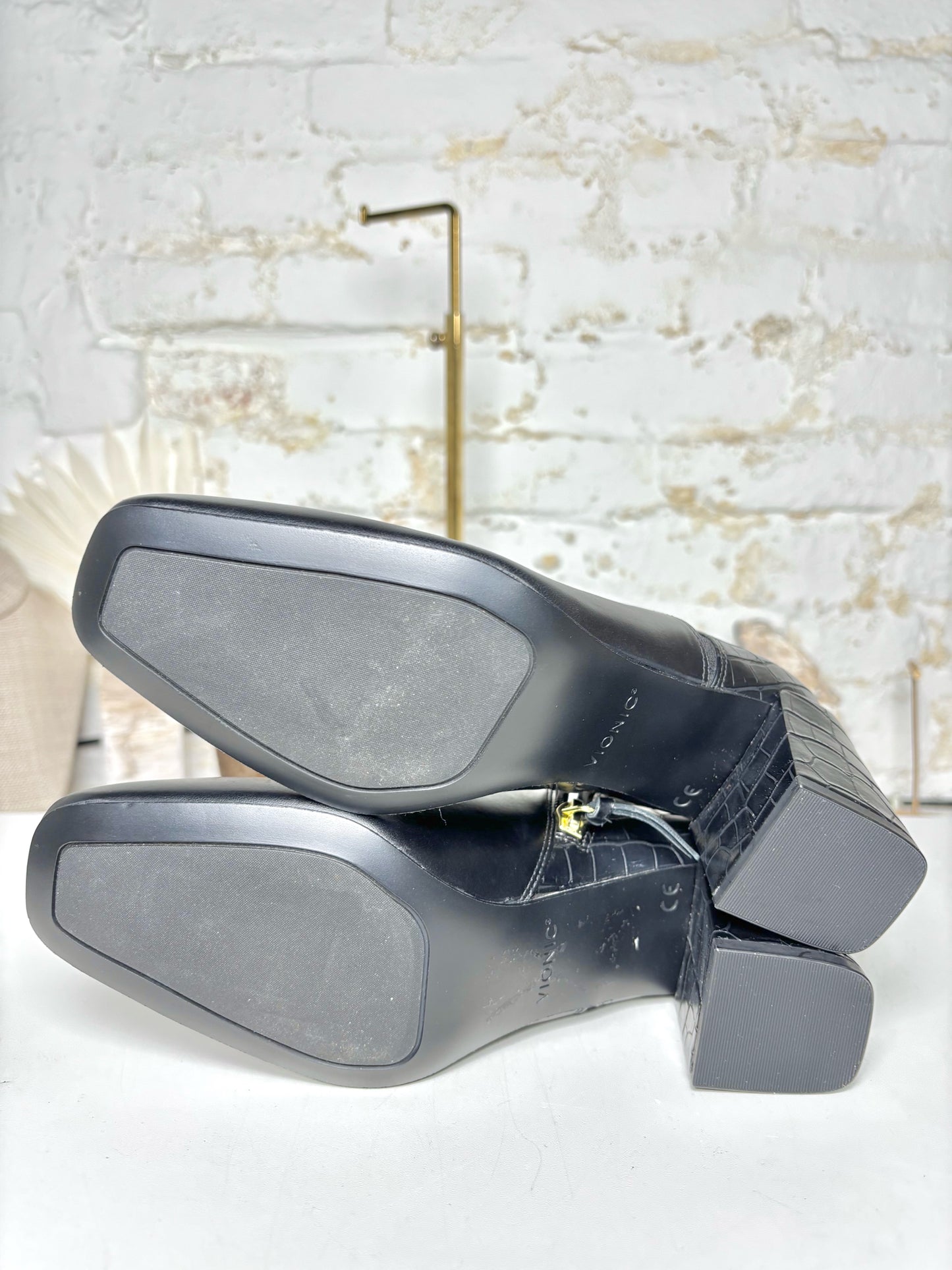 W Shoe Size 6 Vionic Black Leather NWT Heels