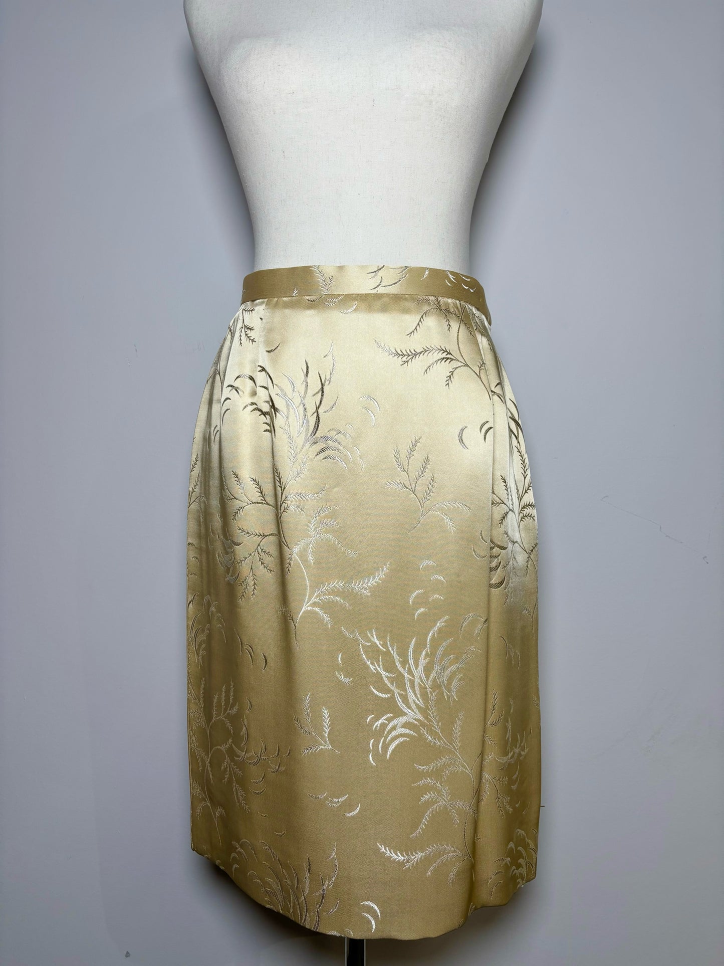 Women Size 8 Oscar de la Renta Cream Embroidered Suit