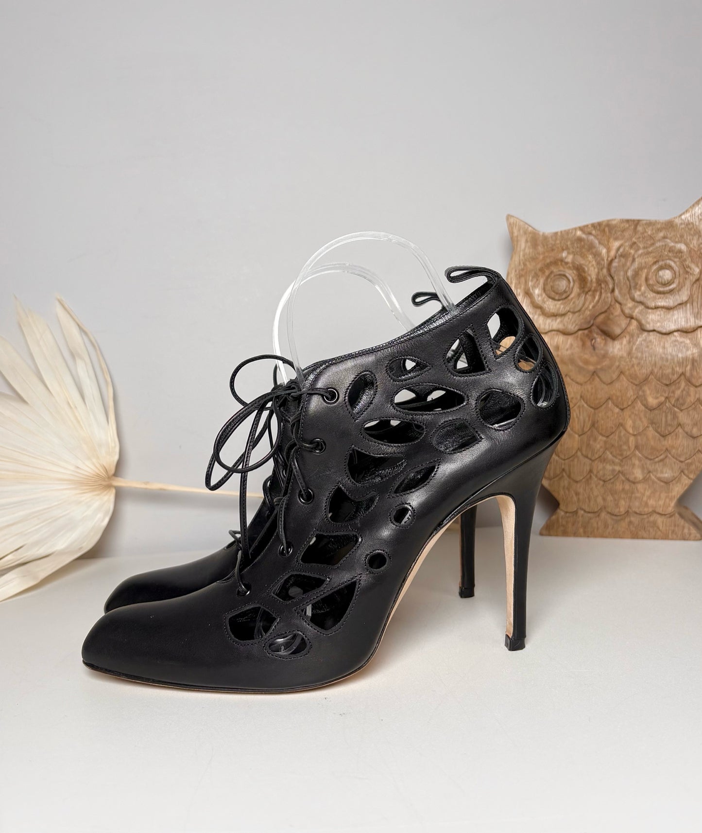 W Shoe Size 9.5 Manolo Blahnik Black Leather Heels