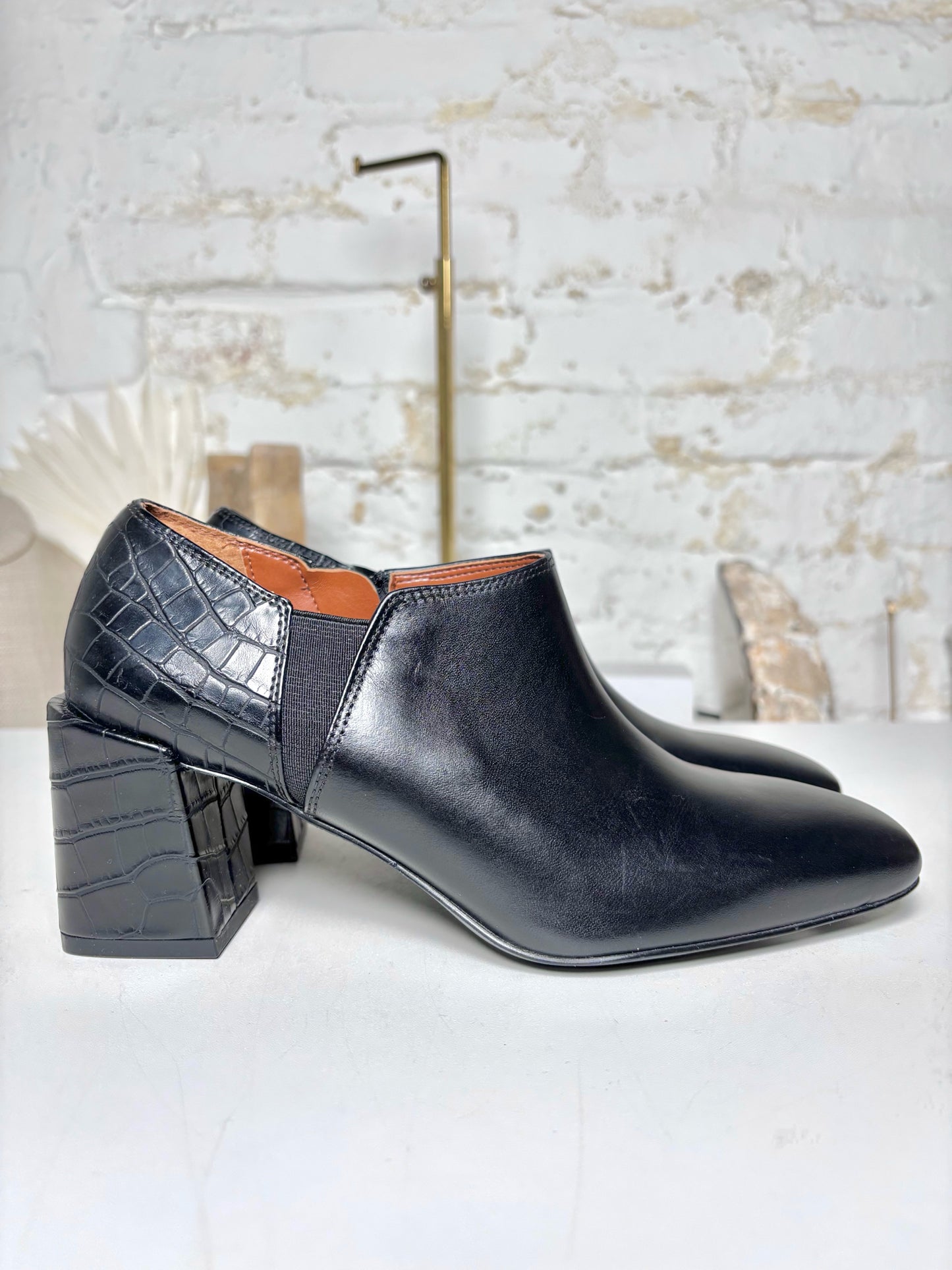 W Shoe Size 6 Vionic Black Leather NWT Heels