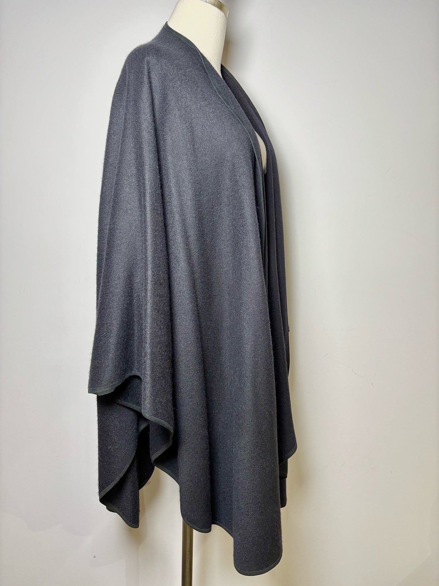 Women Size One Size Loro Piana Black Solid Cashmere Maria Wrap
