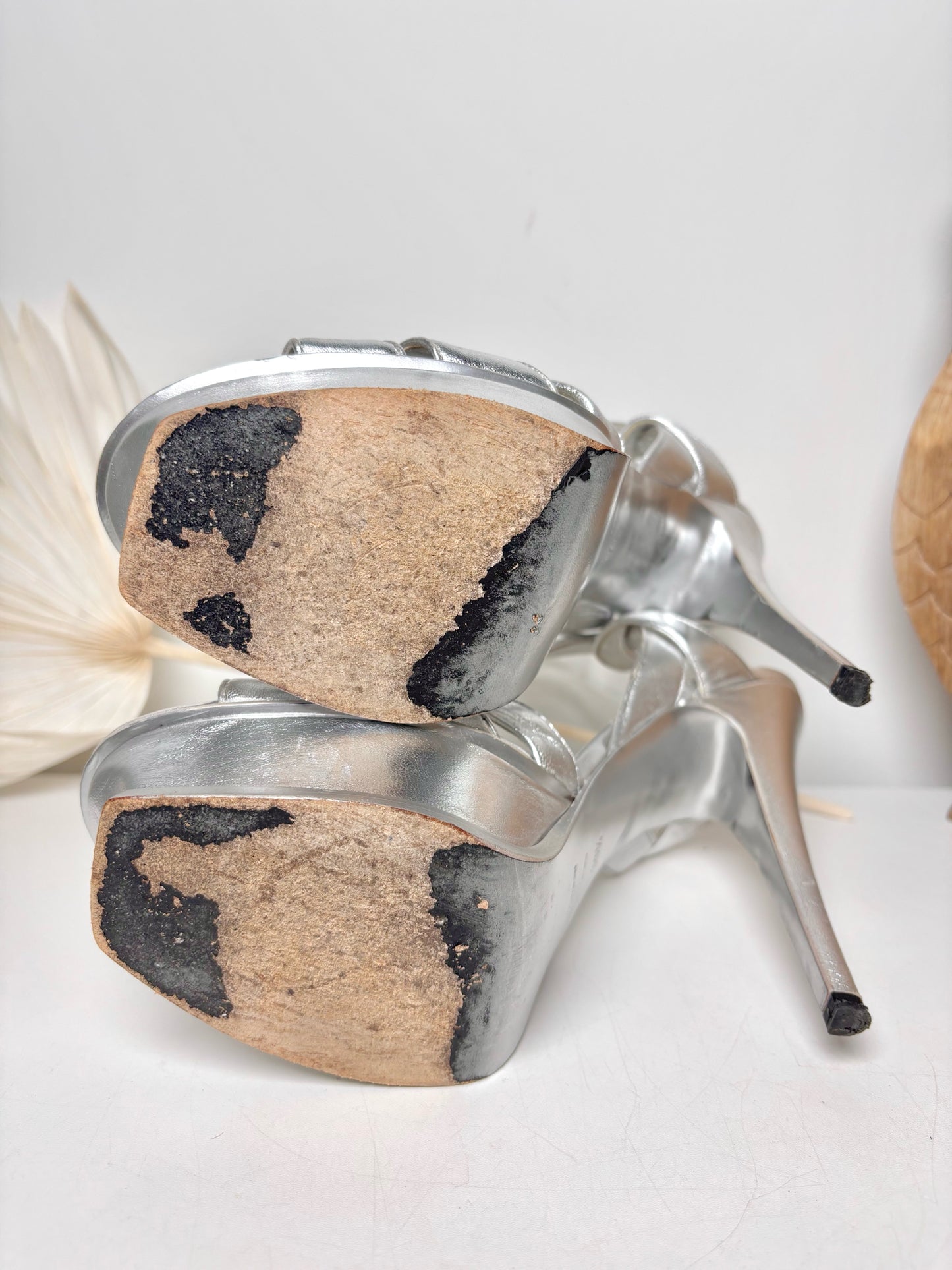W Shoe Size 39 (8.5 US) Yves Saint Laurent Silver Leather Cowhide Heels
