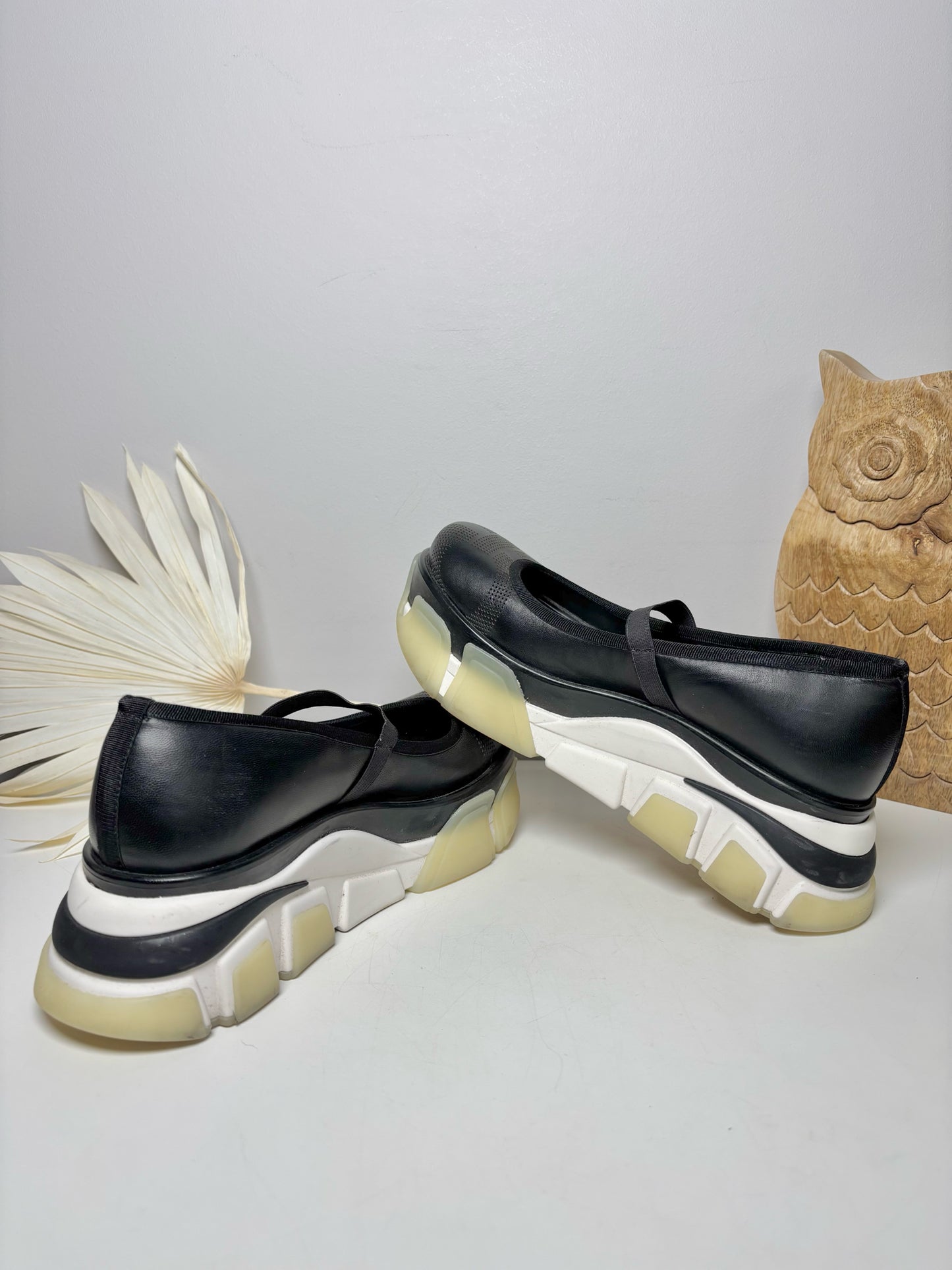 W Shoe Size 6 Salvatore Ferragamo Black Leather Cowhide Sneakers