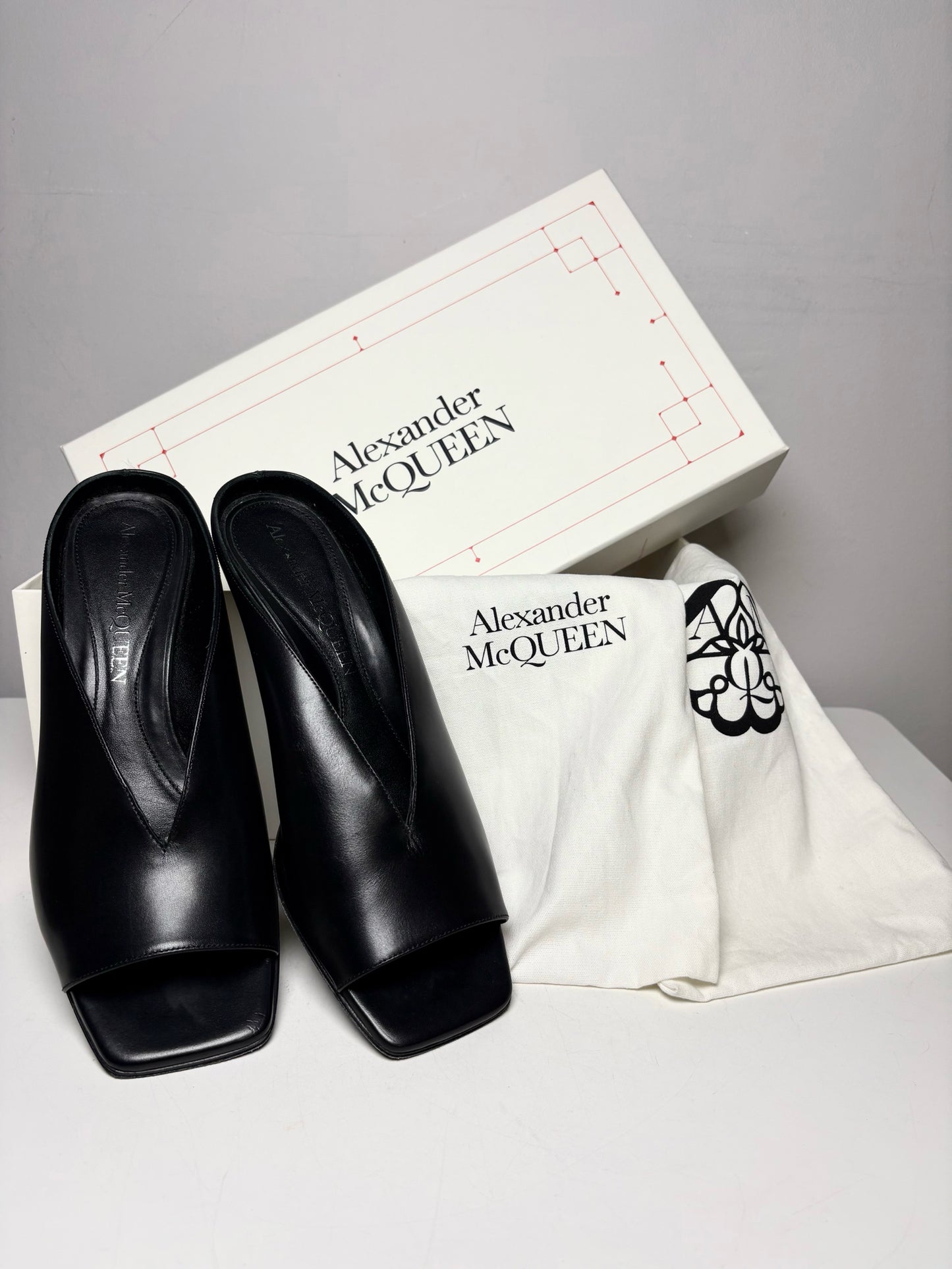 Women's Shoe Size 39 Alexander McQueen Armadillo 55 Black Leather Pre-Owned Mule Kitten Heels