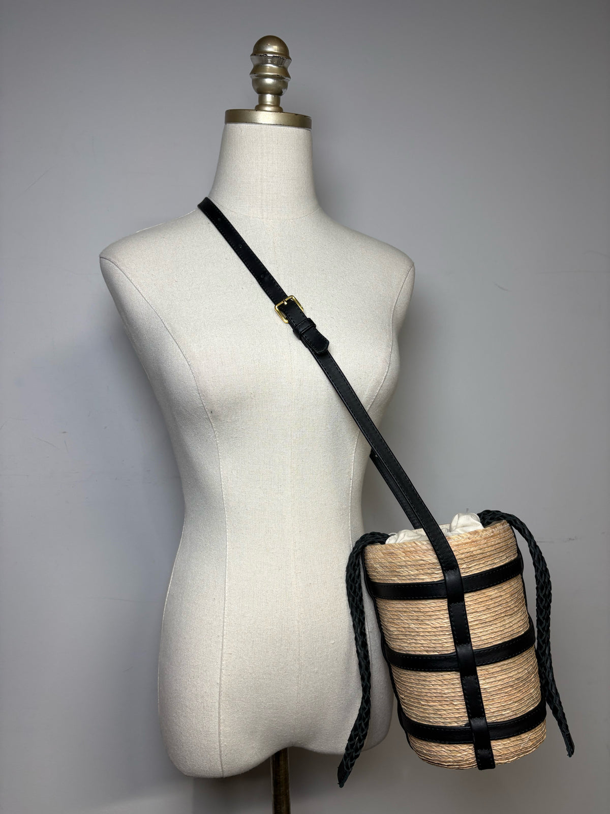 Women's Altuzarra Small Watermill Beige Woven Straw Black Leather Pre-Owned Bucket Bag