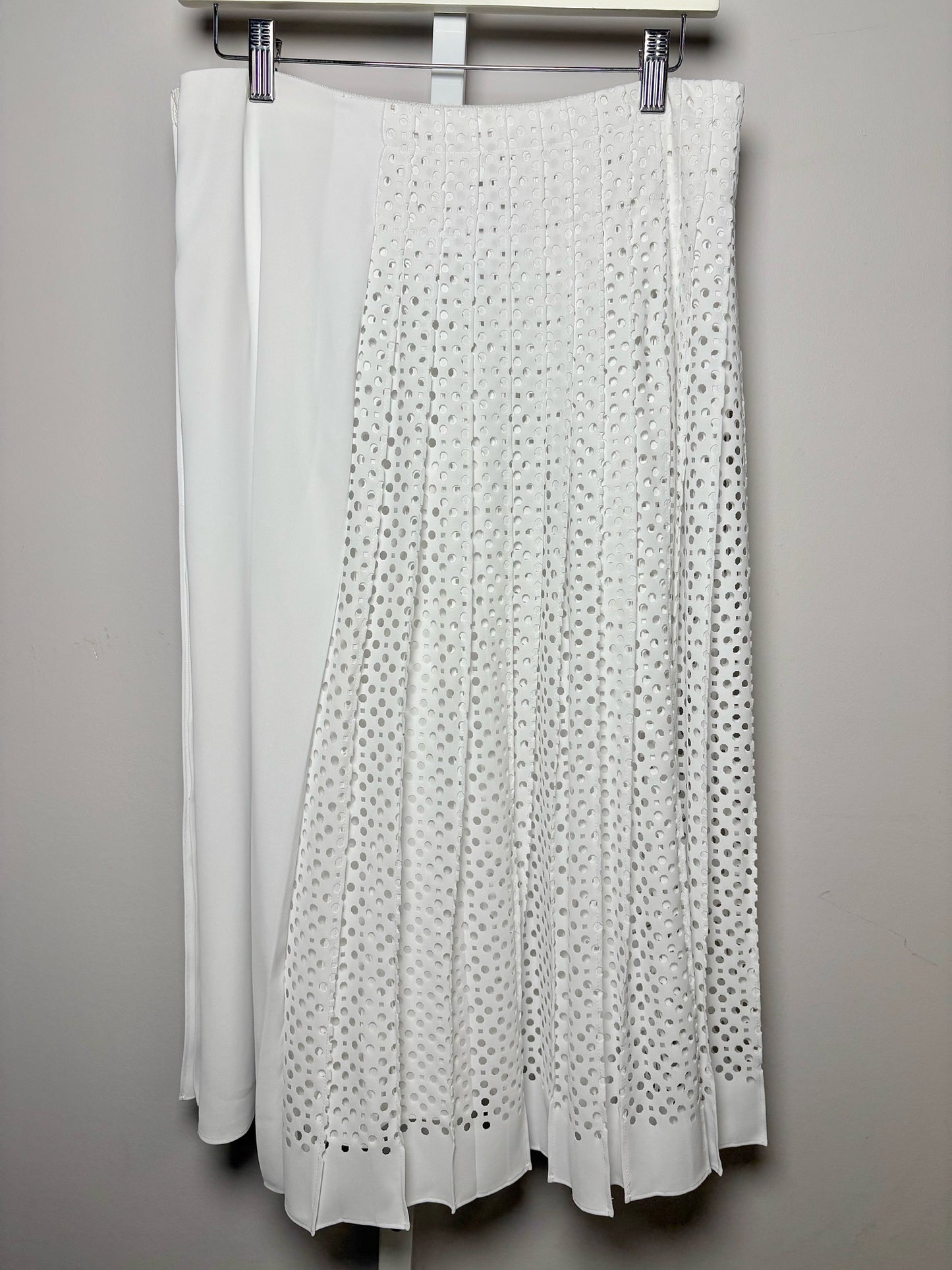 Women Size 6 Tory Burch White Laser Cut Side Buttons Pleated Skirt
