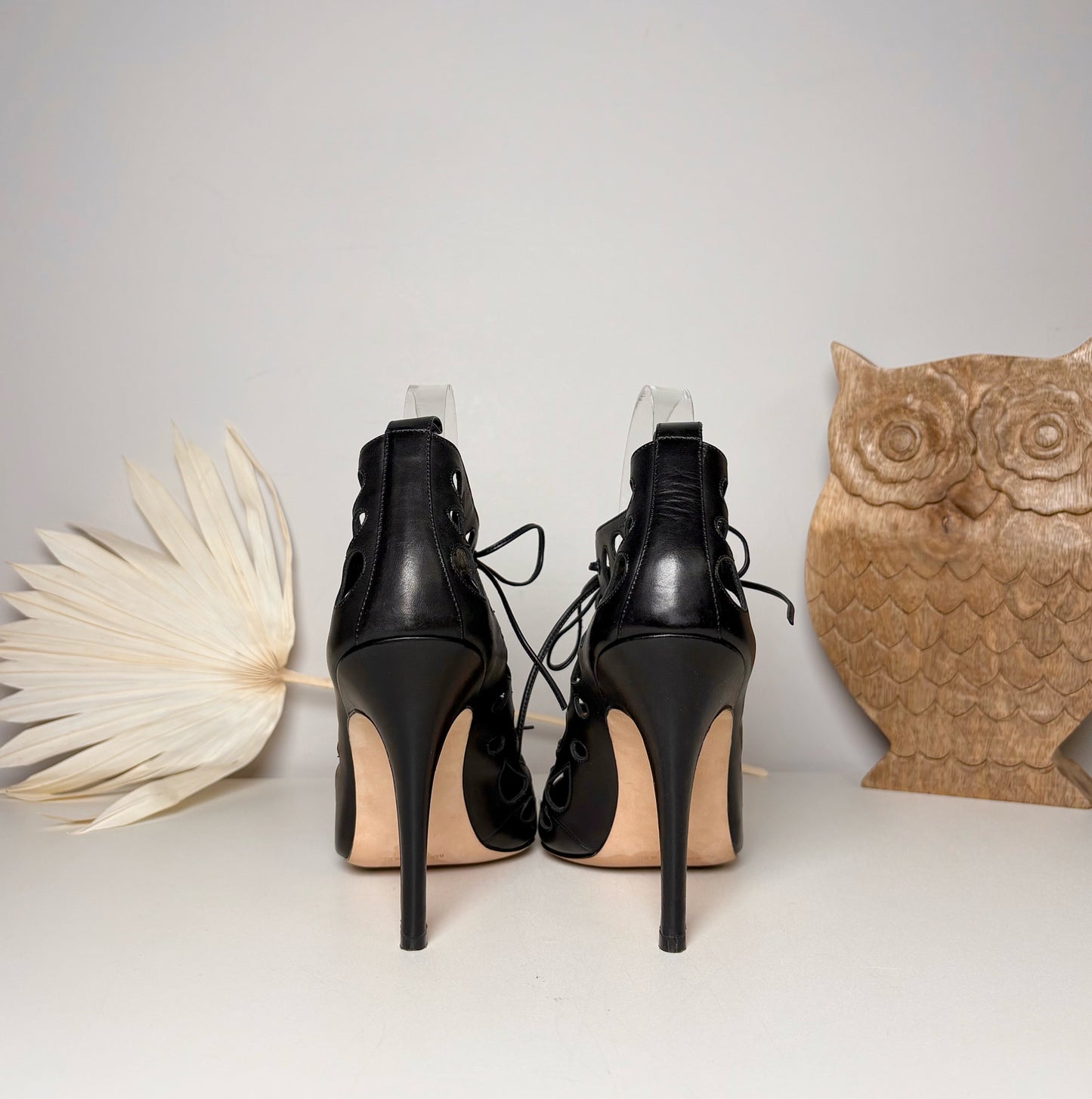 W Shoe Size 9.5 Manolo Blahnik Black Leather Heels