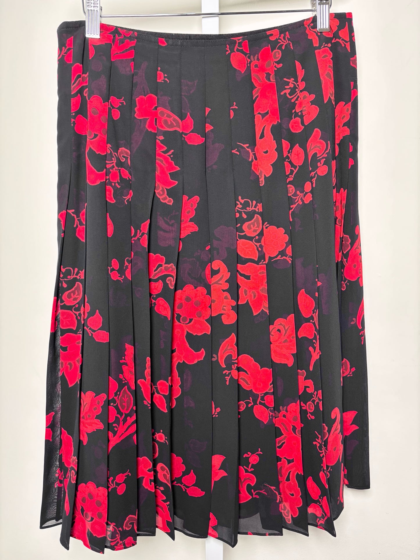 Women Size 6 Tory Burch Red, Black Floral Print Skirt