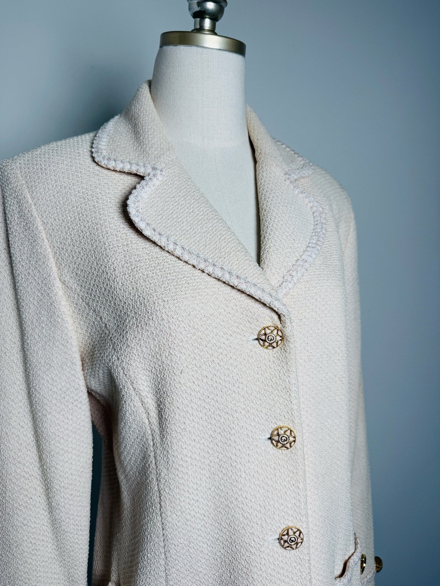 Ladies Blazer- St. John Cream Tweed w/ Gold Pink Sun Buttons (8