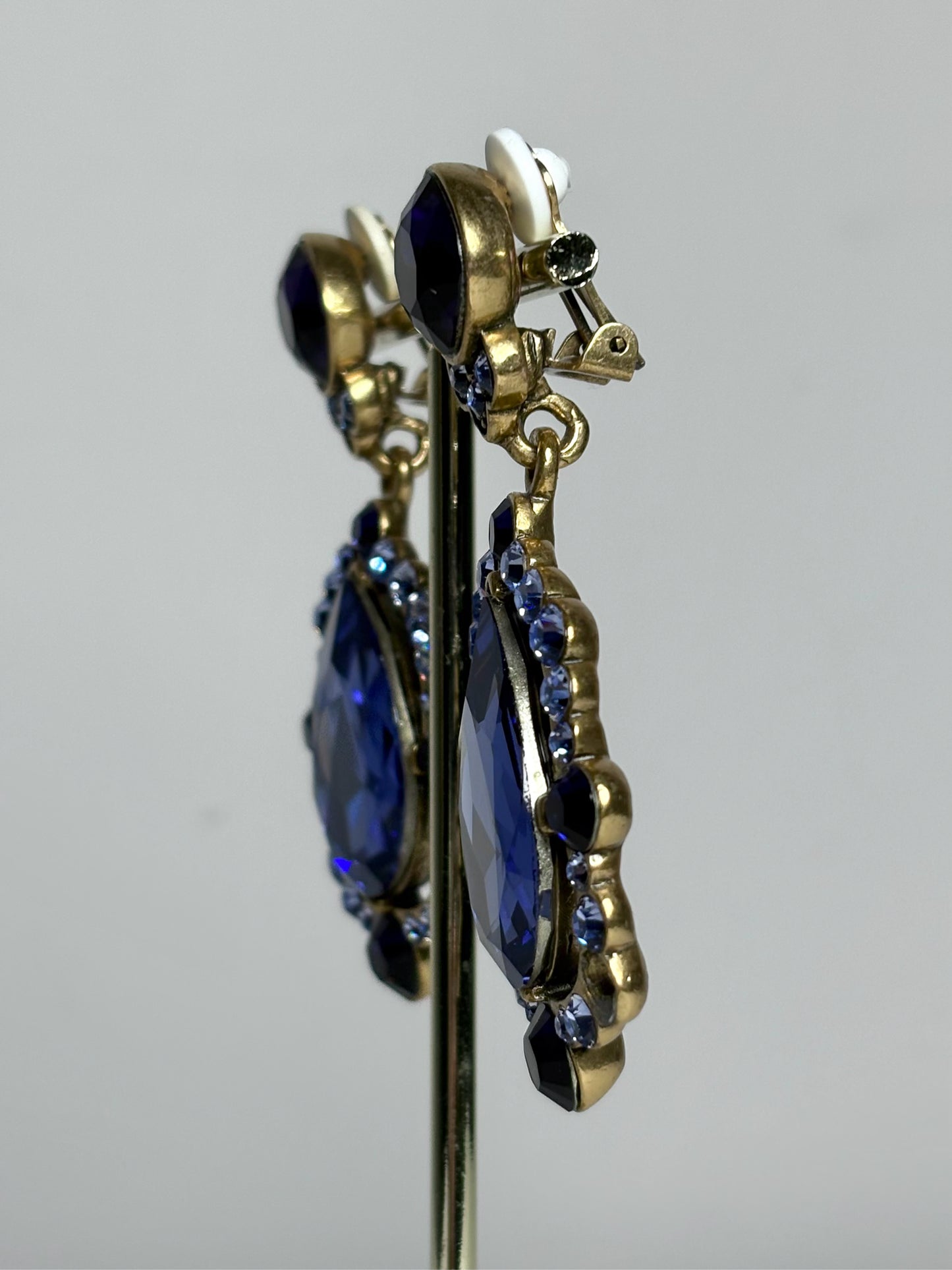Oscar de la Renta Pre-owned Purple Crystal Glass Purple Earrings