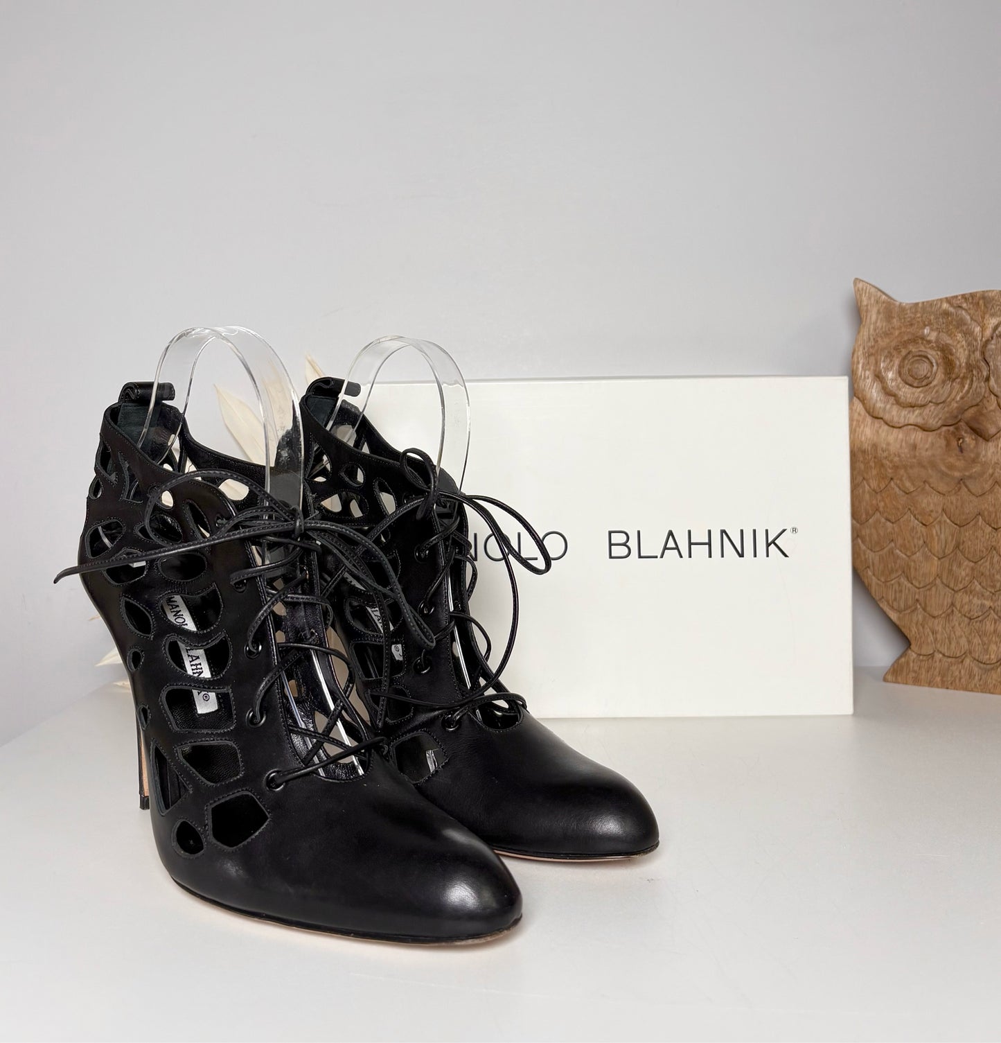 W Shoe Size 9.5 Manolo Blahnik Black Leather Heels