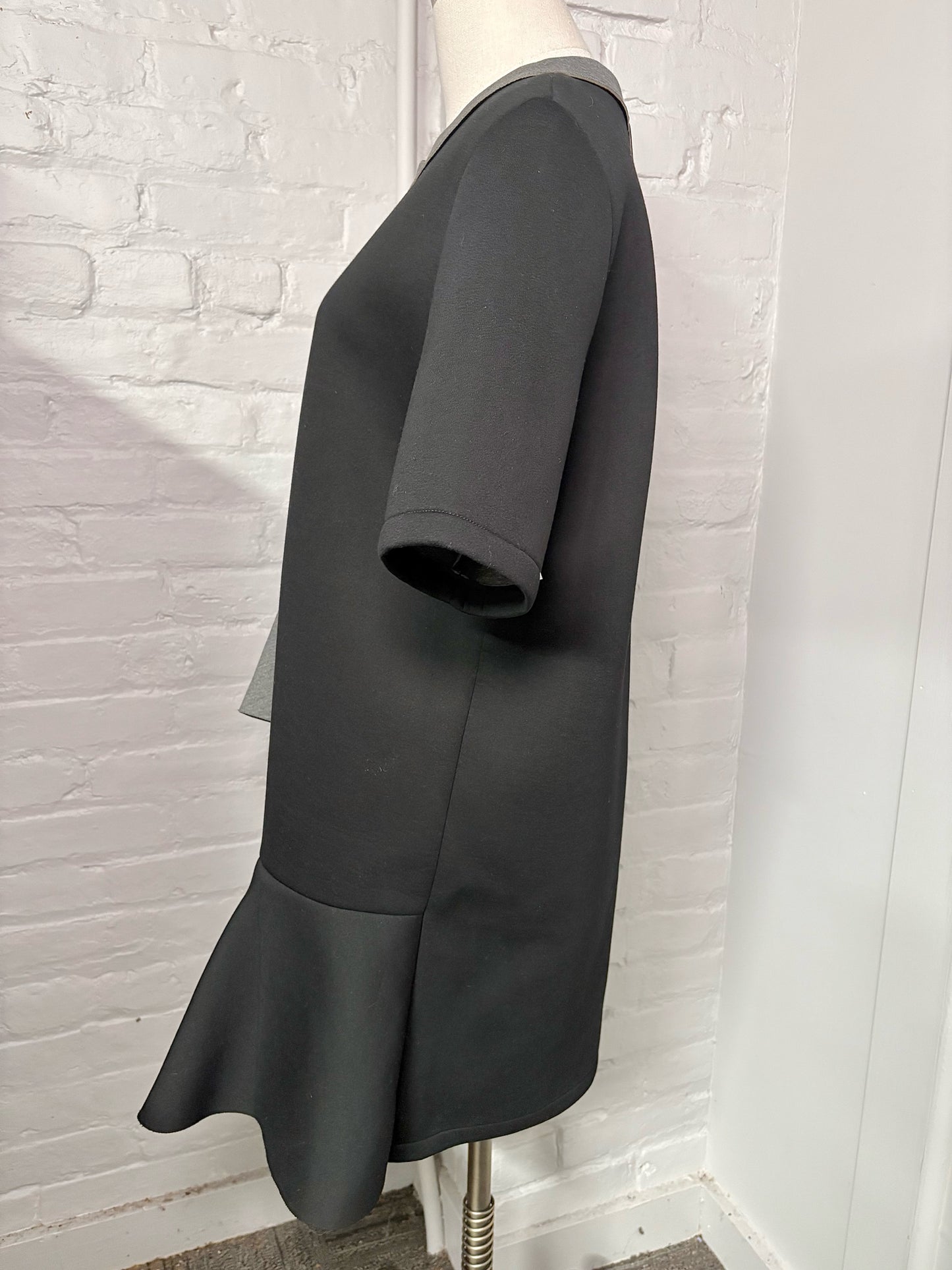 Women Size 44 (8 US) Marni Black w/Gray Ruffle Scuba Shift Dress