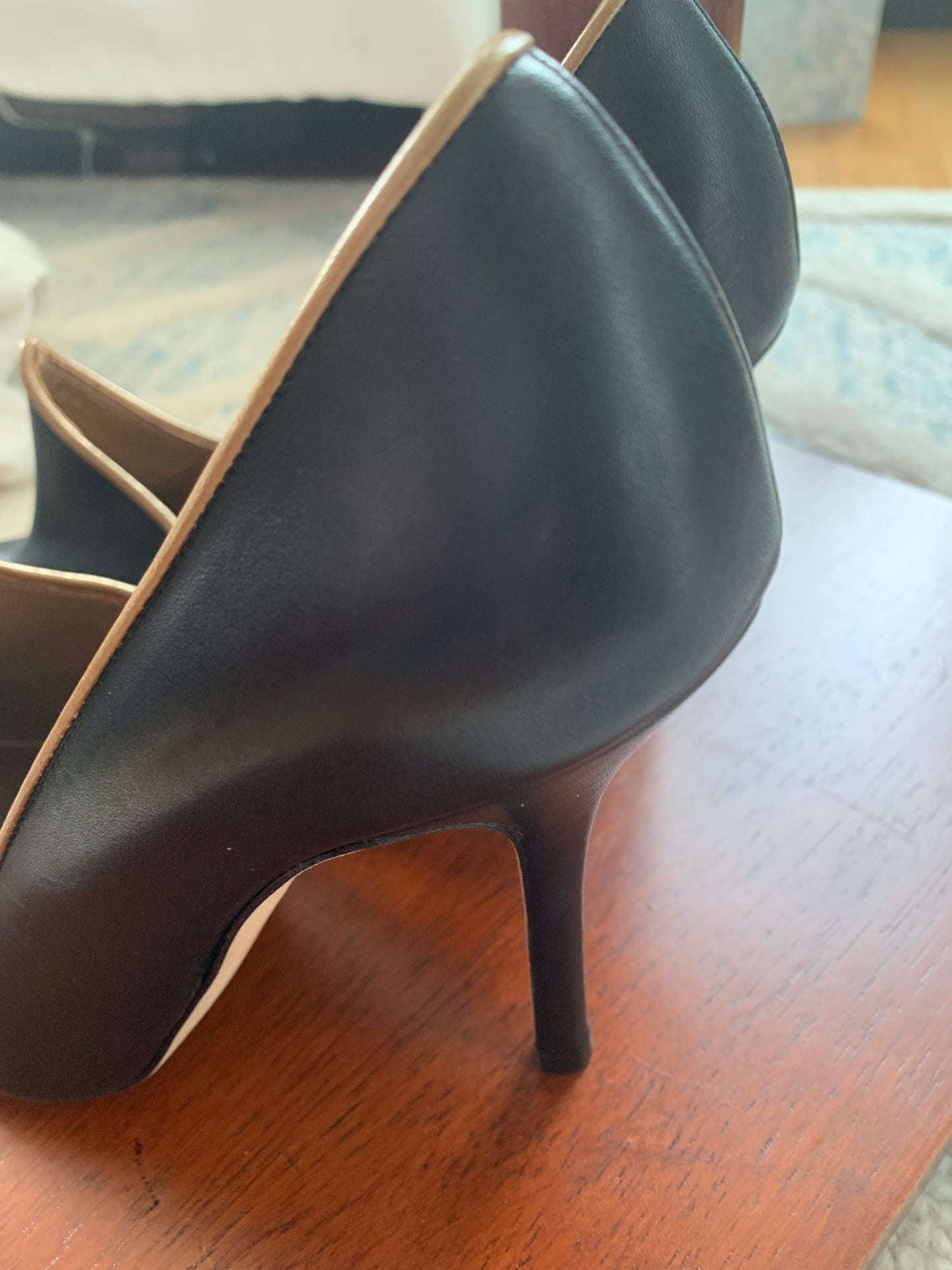Ladies Manolo Blahnik Black Almond Toe Leather Pumps