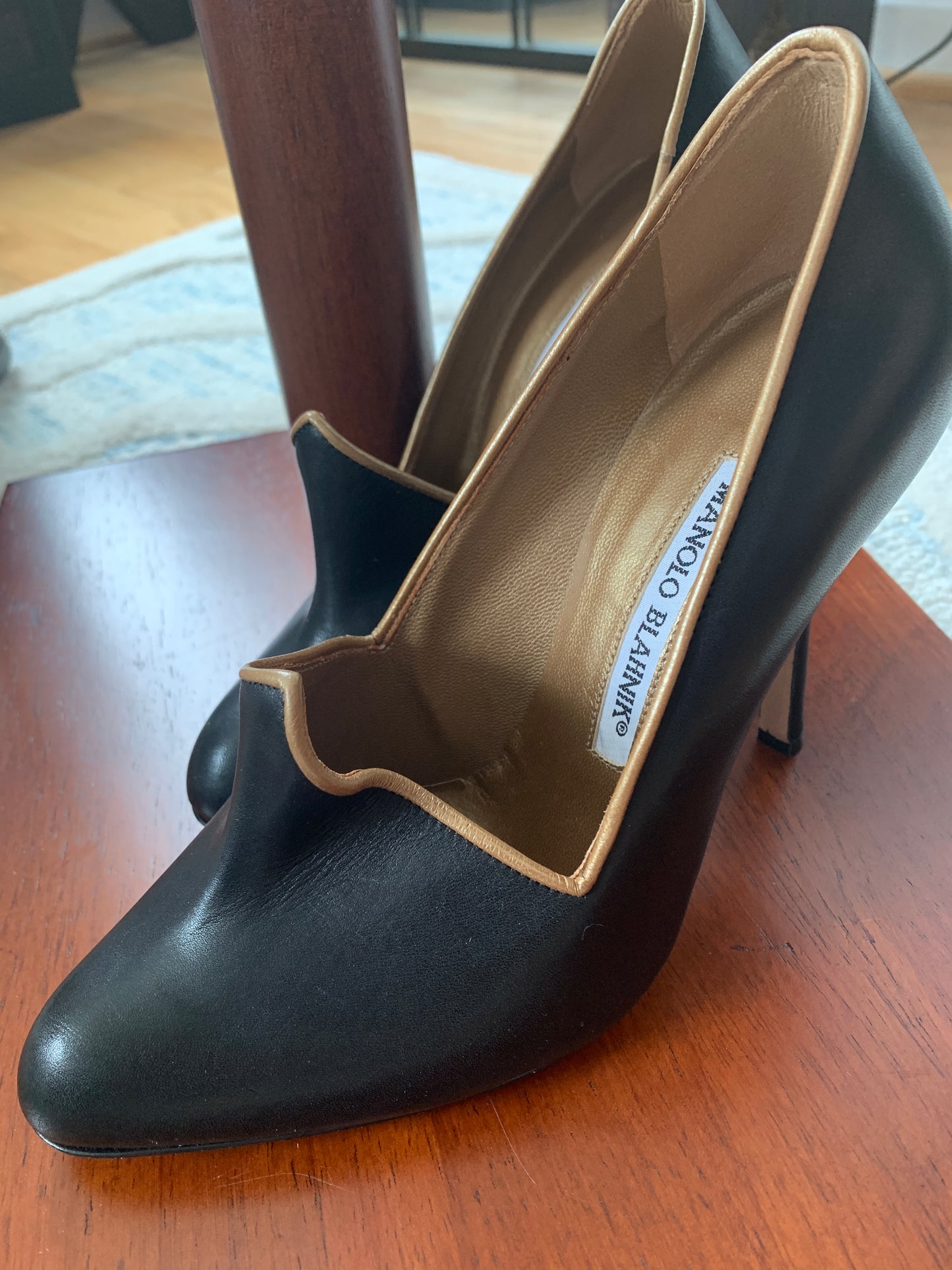 Ladies Manolo Blahnik Black Almond Toe Leather Pumps