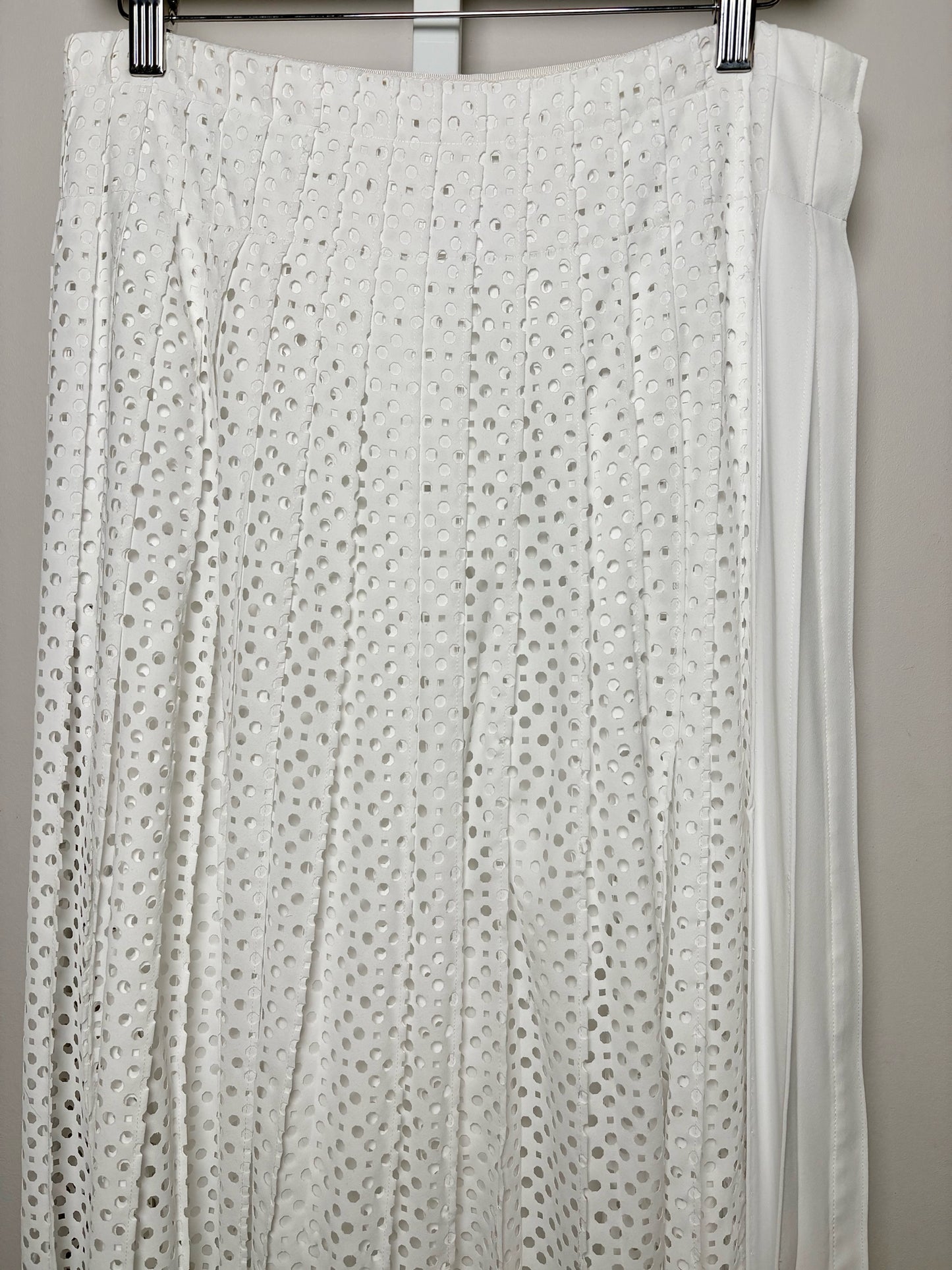 Women Size 6 Tory Burch White Laser Cut Side Buttons Pleated Skirt