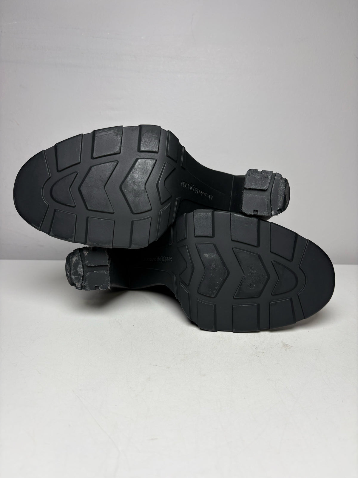 Women's Size 38 Alexander McQueen Tread Heeled Chelsea Black Calfskin Leather NWOT Pre-Owned Boots