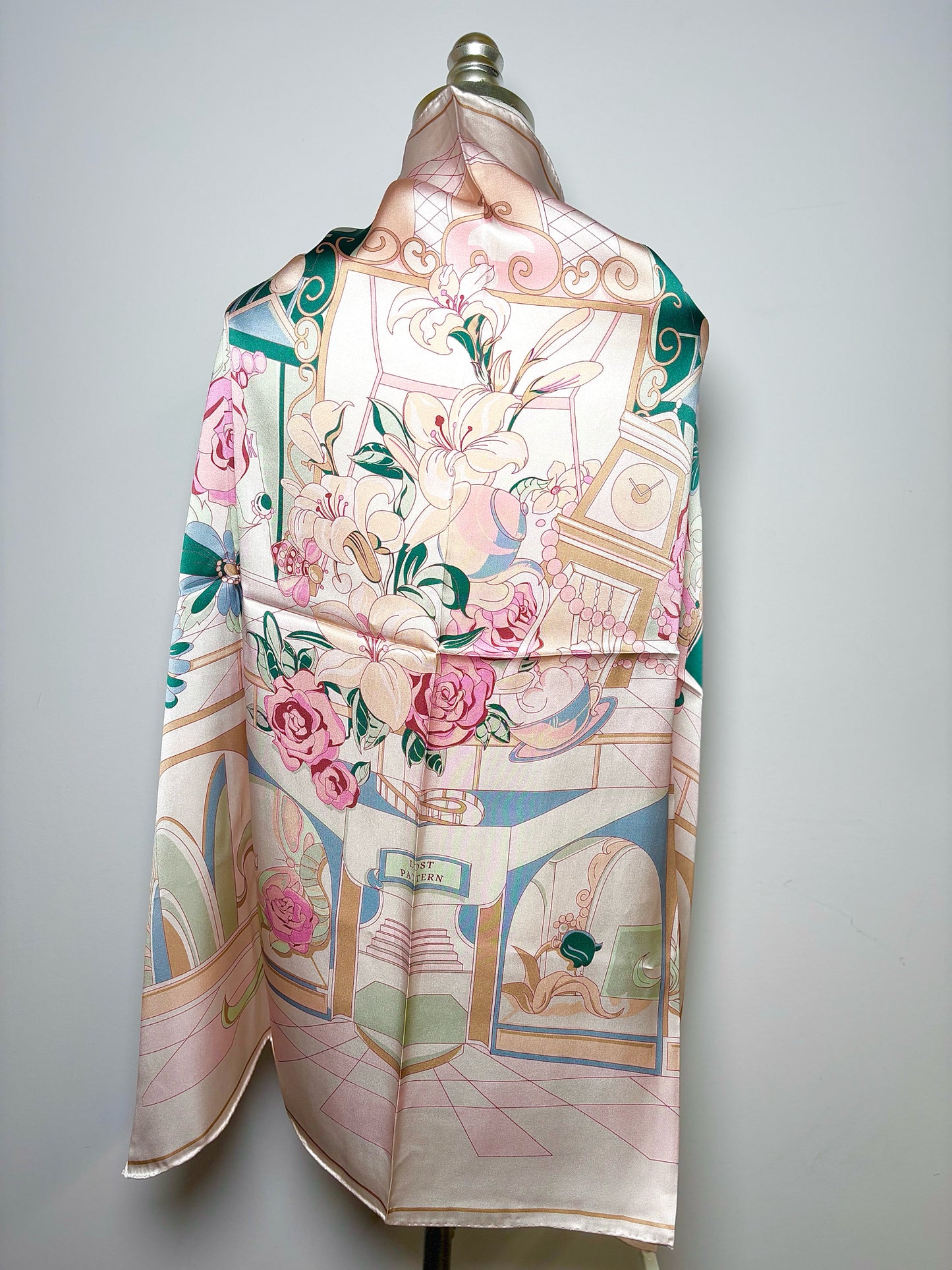 Lost Pattern Floral Print Silk Silk NWT 35 x 35 (90 x 90 cm) Scarf