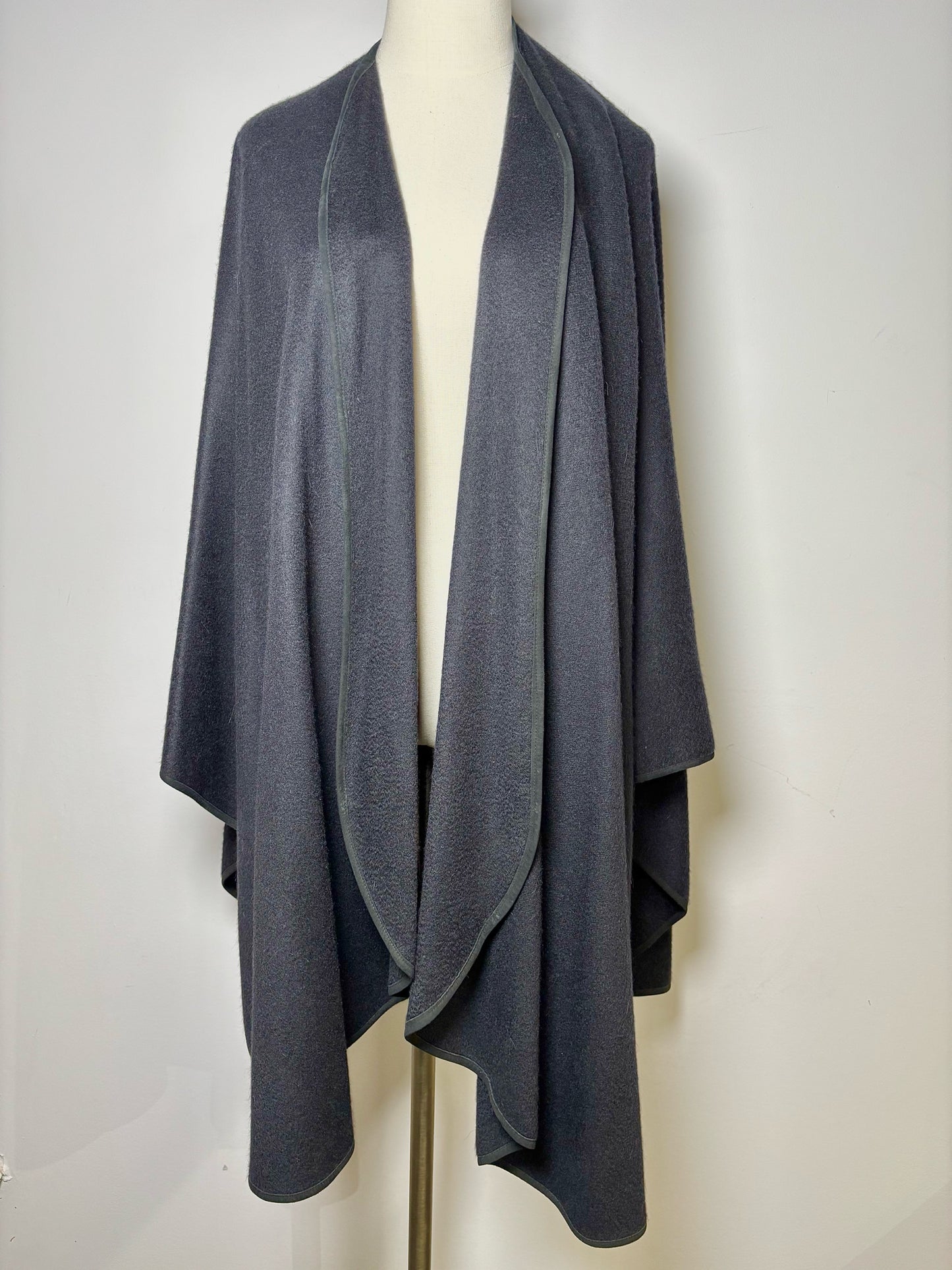 Women Size One Size Loro Piana Black Solid Cashmere Maria Wrap