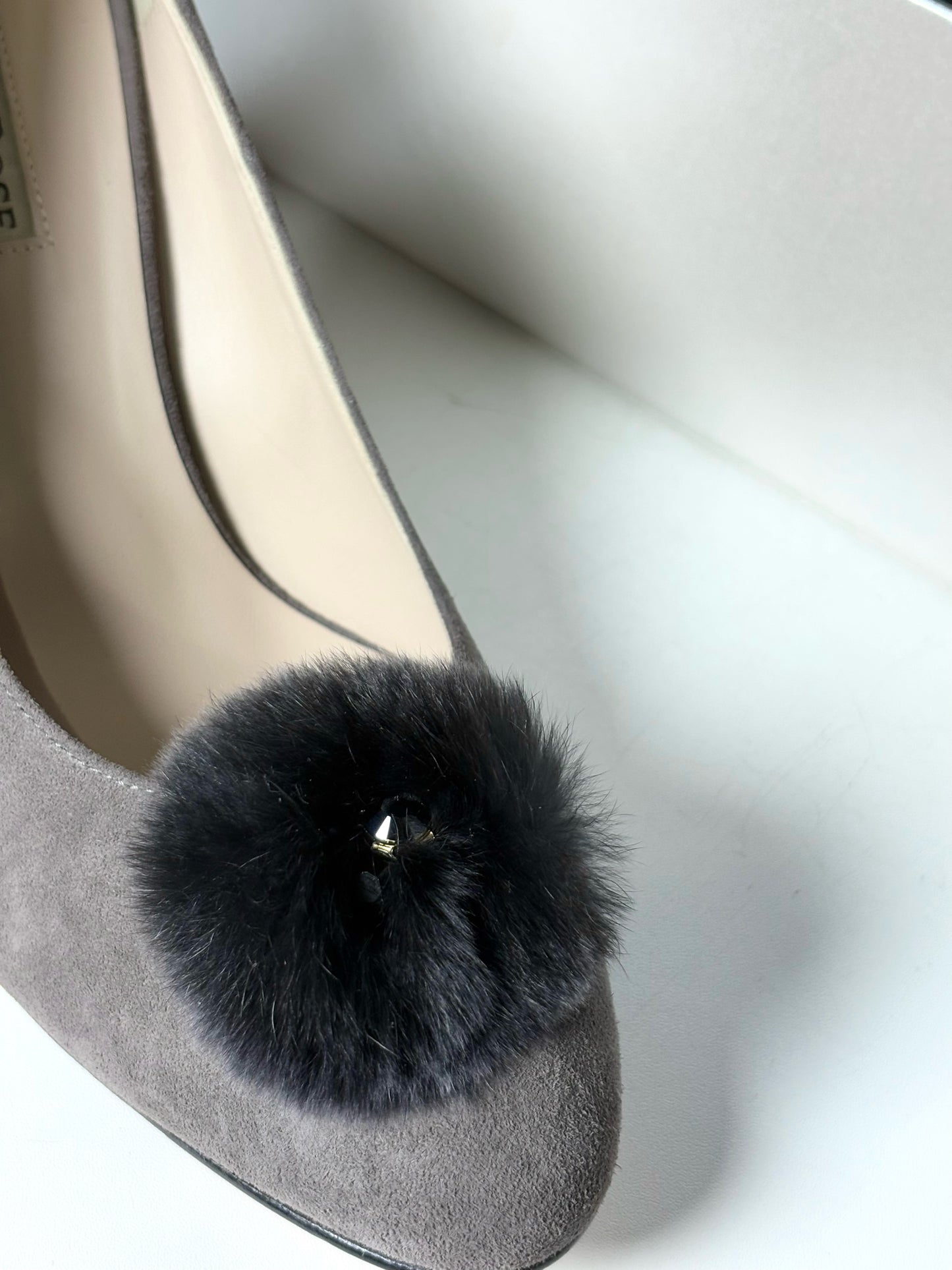 W Shoe Size 39.5 (8.5/9 US) Taryn Rose Dark Gray Suede Fur Trim Pump
