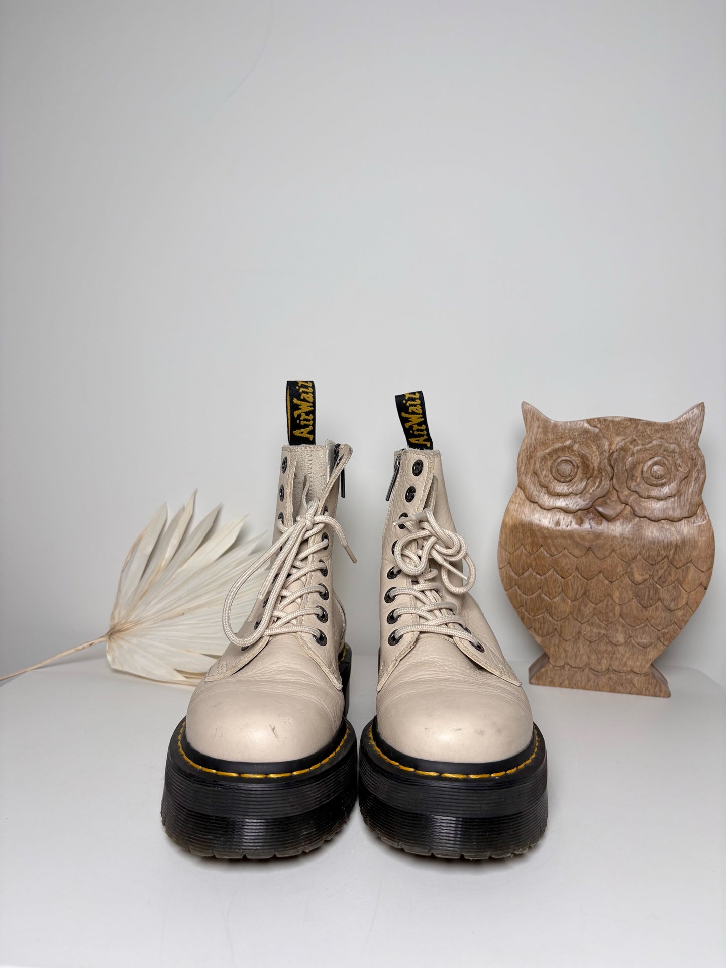 W Shoe Size 8 Dr. Martens Beige Leather Genuine Leather Boots