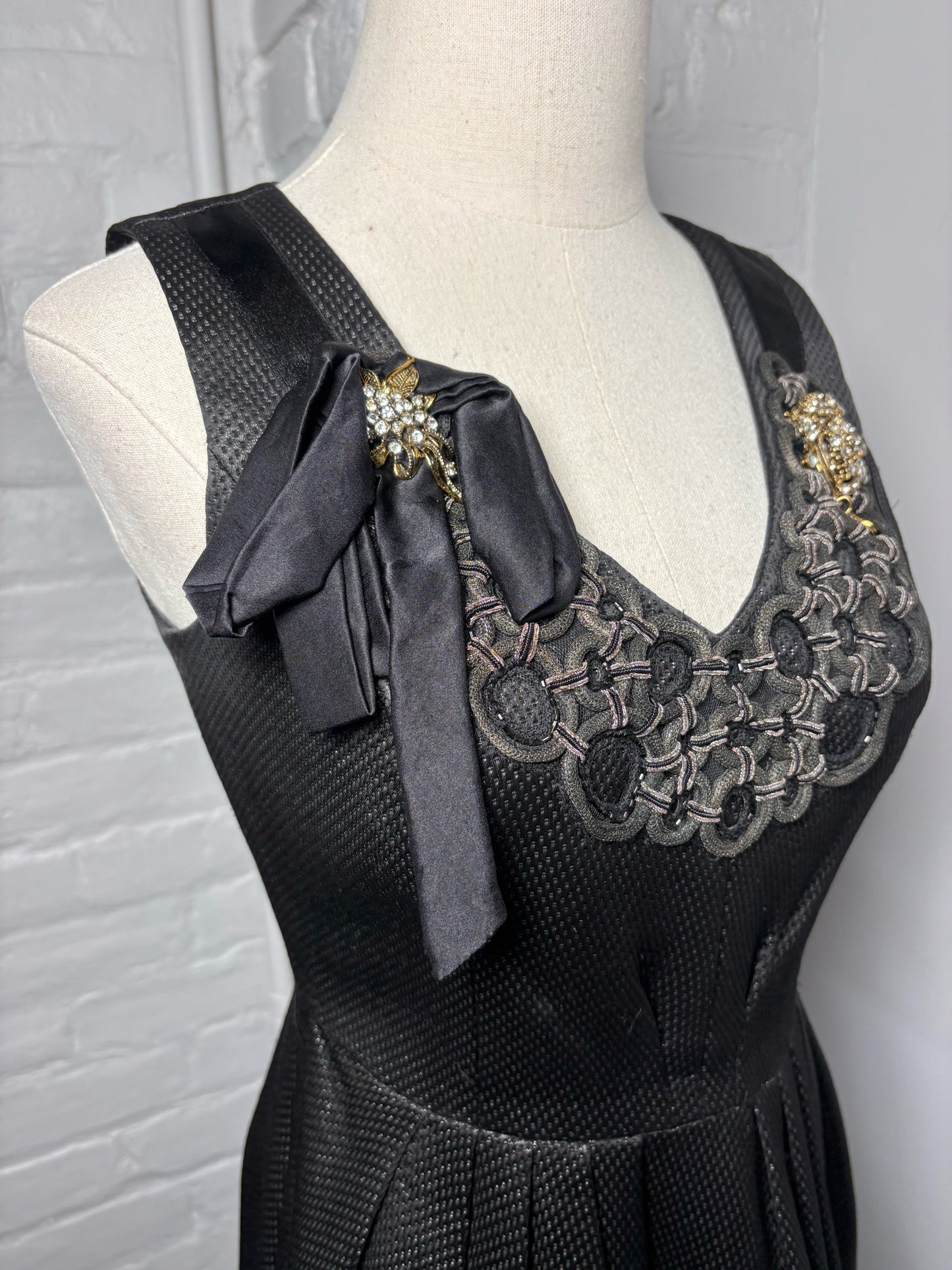 Women Size 2 Carmen Marc Valvo Black Solid Wool, Silk Dress