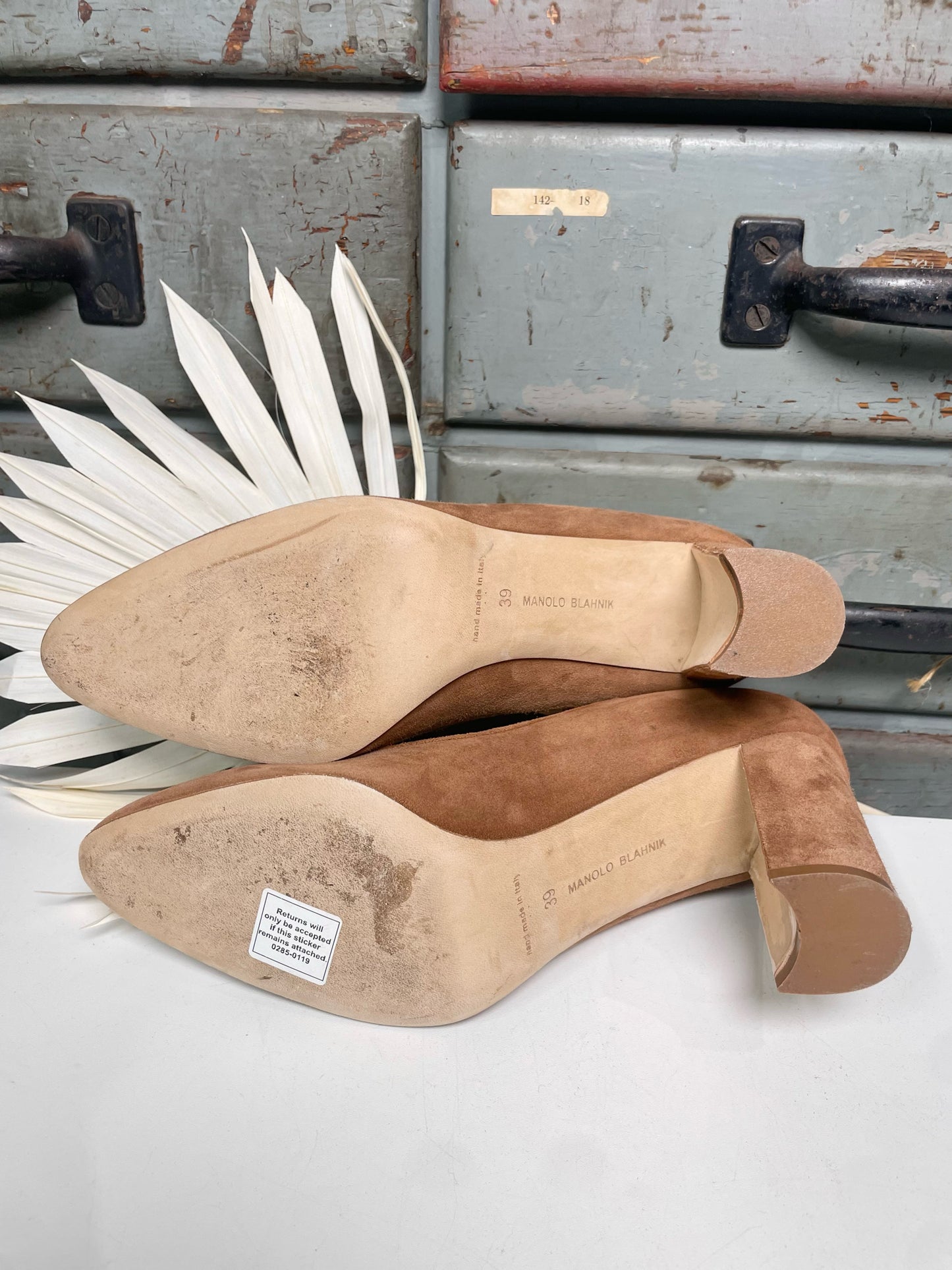 W Shoe Size 39 (8.5 US) Manolo Blahnik Brown Suede Heels