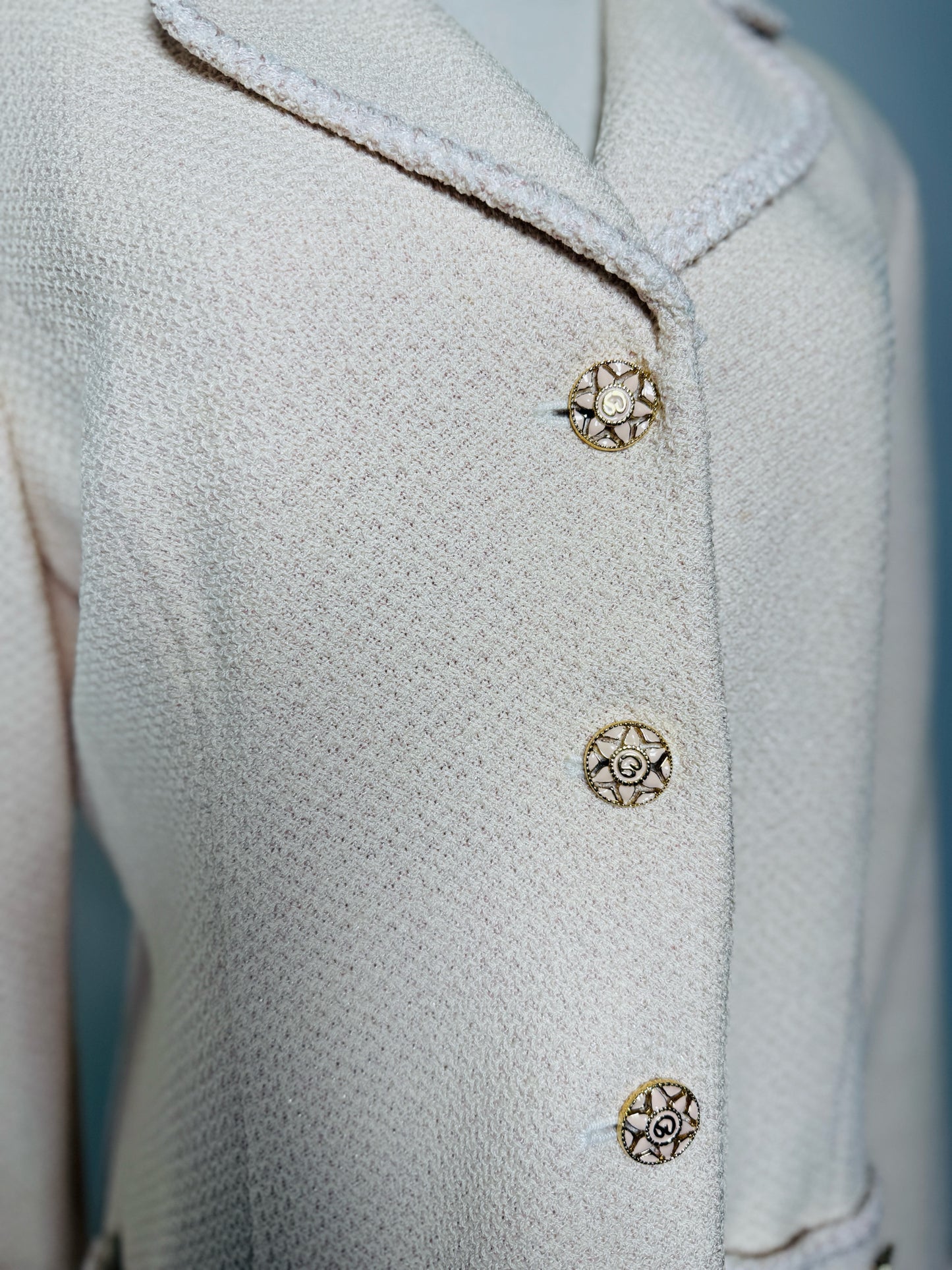 Ladies Blazer- St. John Cream Tweed w/ Gold Pink Sun Buttons (8