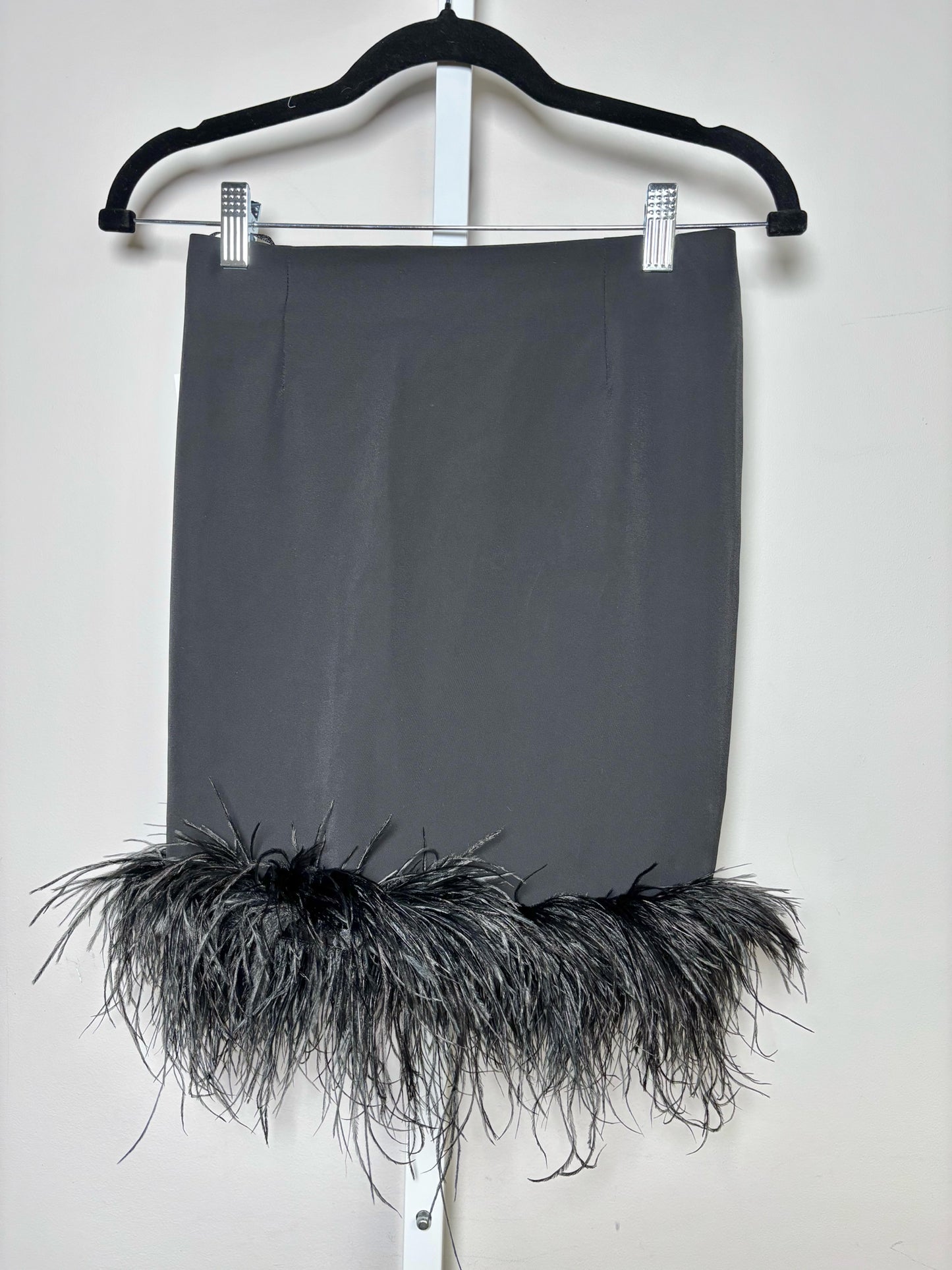 Women Size 8 De La Vali Black Short w/Feathers Trim Skirt