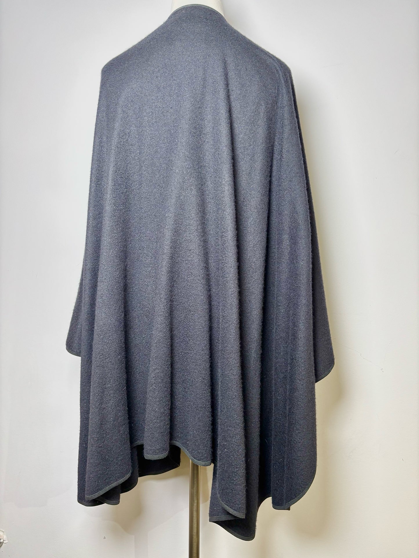 Women Size One Size Loro Piana Black Solid Cashmere Maria Wrap