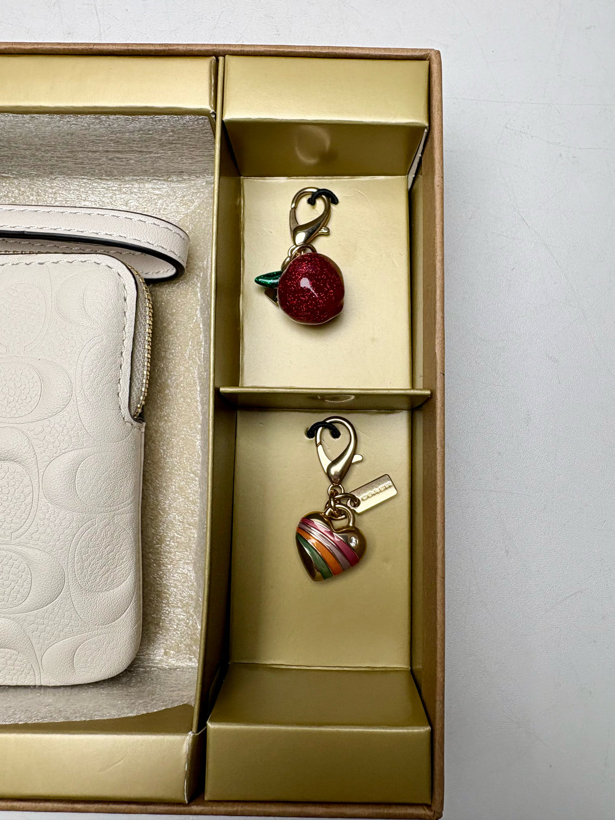 Women's Coach Ivory Leather NWT Pre-Owned Corner Zip Wallet Charm Box Set