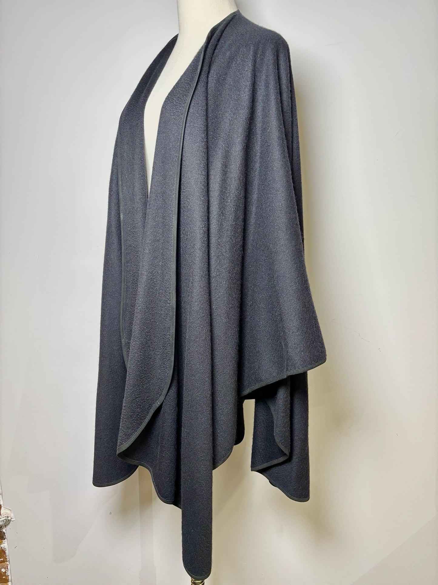 Women Size One Size Loro Piana Black Solid Cashmere Maria Wrap