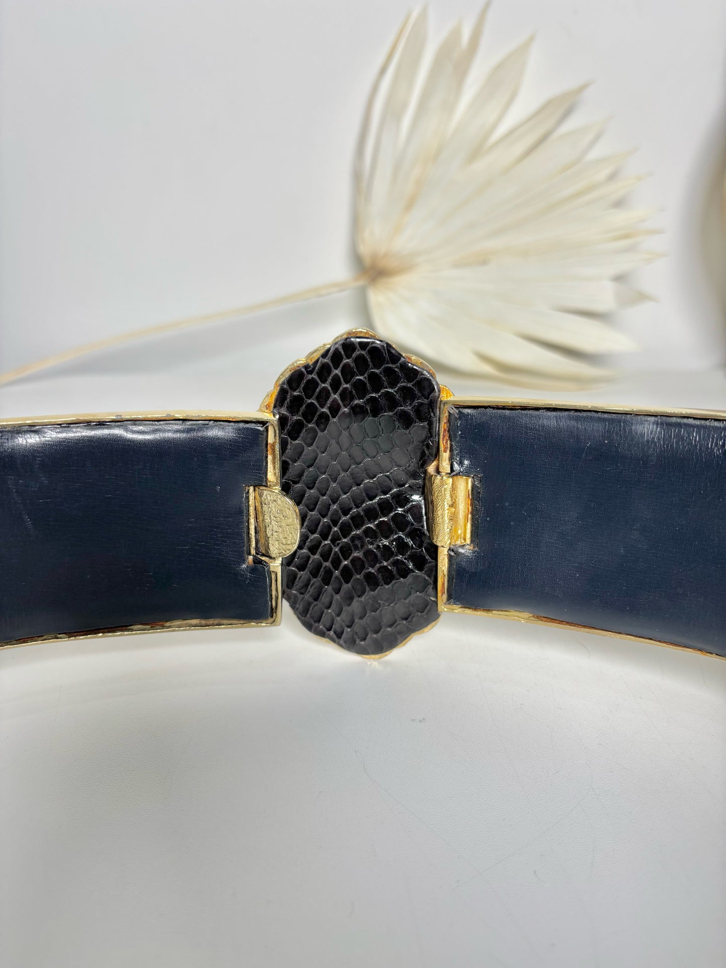 Judith Leiber Leather & Metal One Size Pre-owned Black & Gold Belt