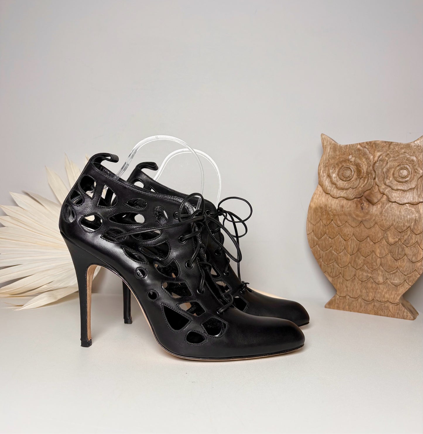W Shoe Size 9.5 Manolo Blahnik Black Leather Heels