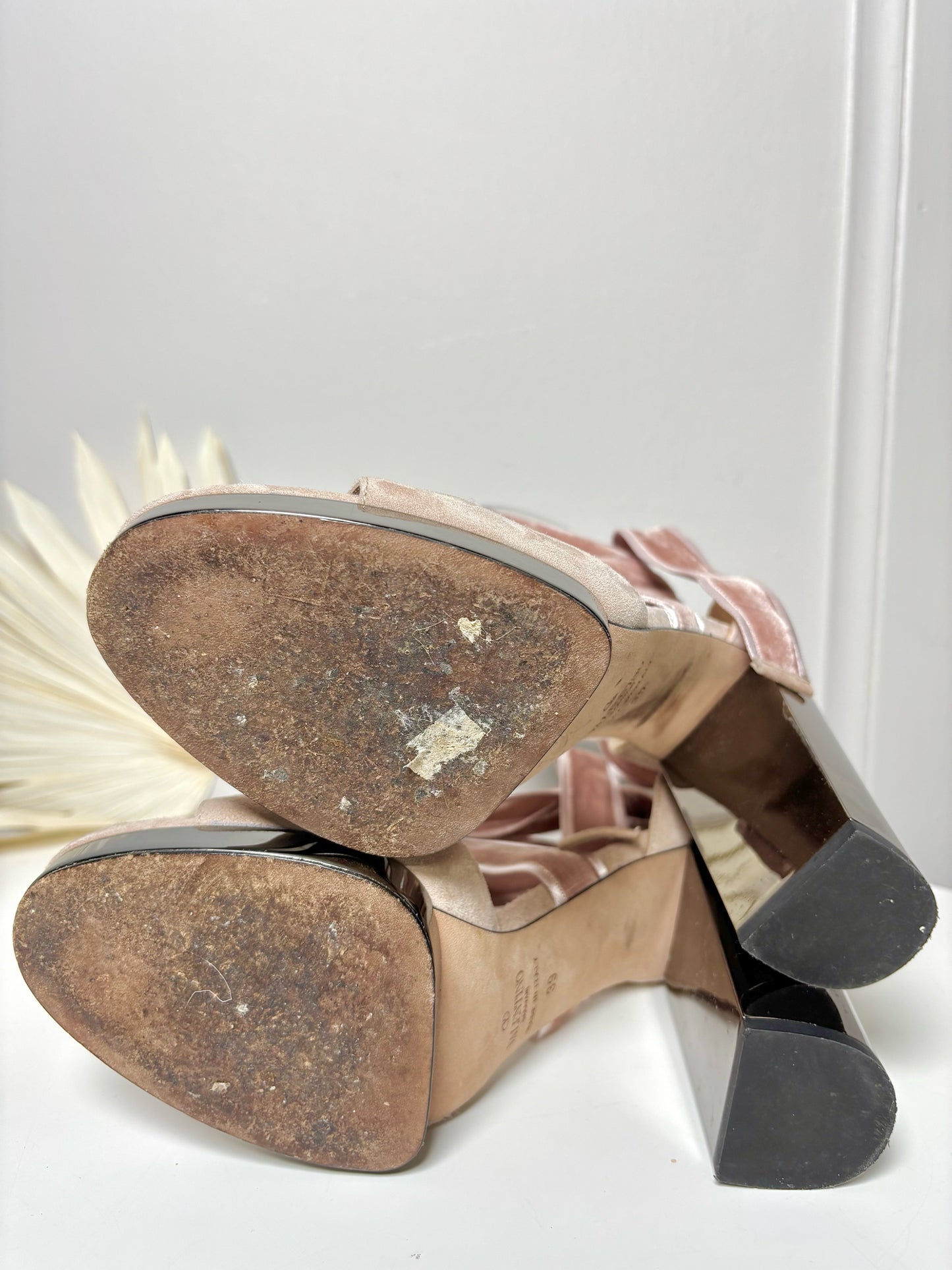 W Shoe Size 39 (8.5 US) Valentino Garavani Pink Suede Pre-owned Heels