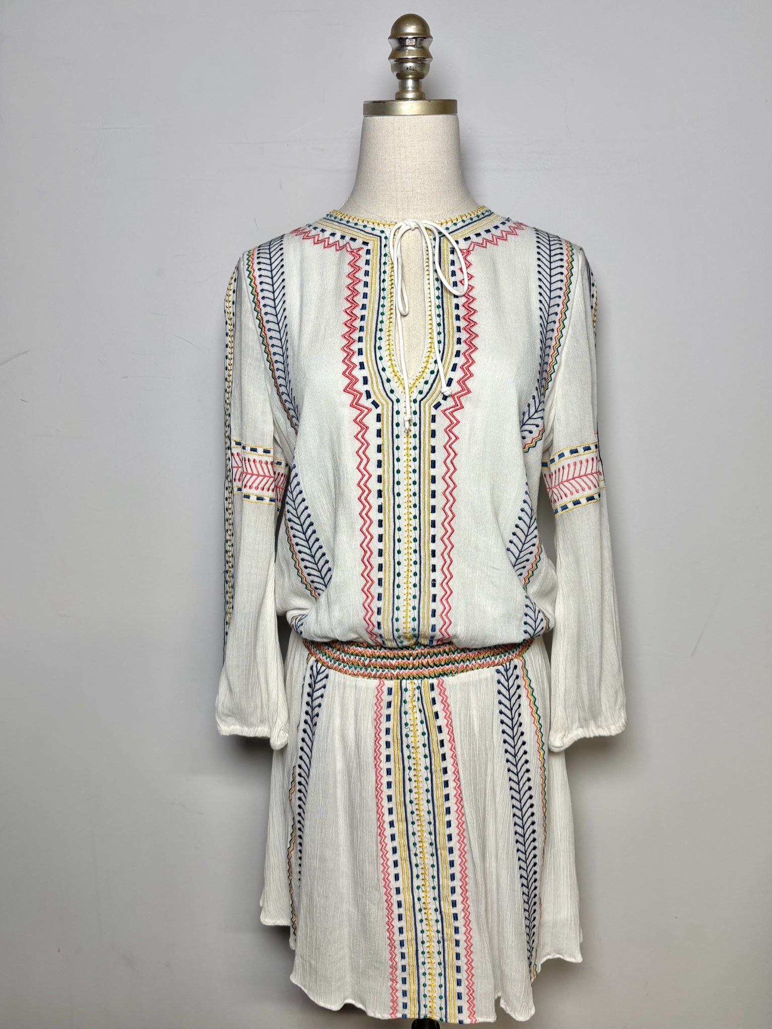 Women Size 6 Alice + Olivia White Embroidered Detail Viscose Dress – VIDA  STYLE SHOP