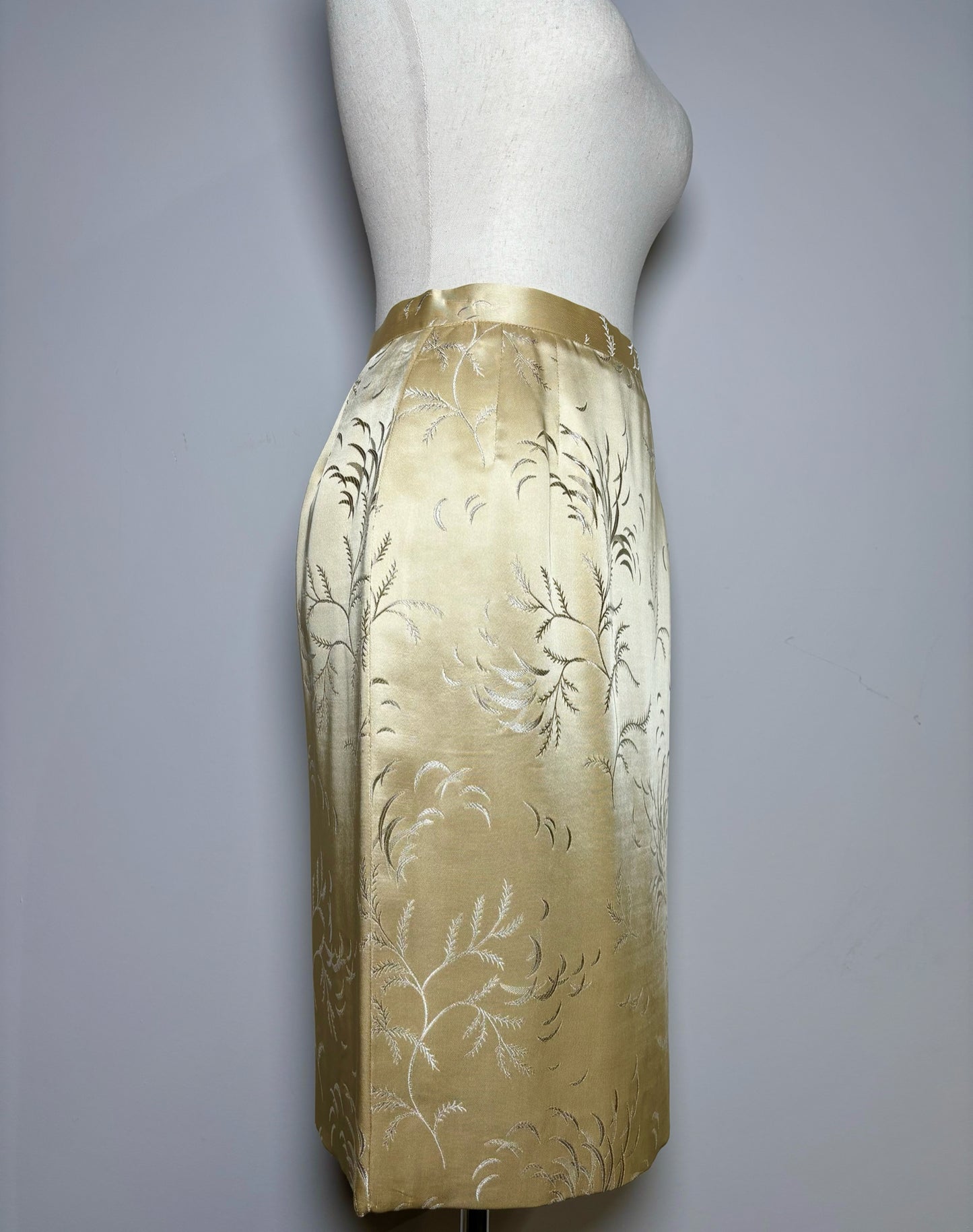 Women Size 8 Oscar de la Renta Cream Embroidered Suit