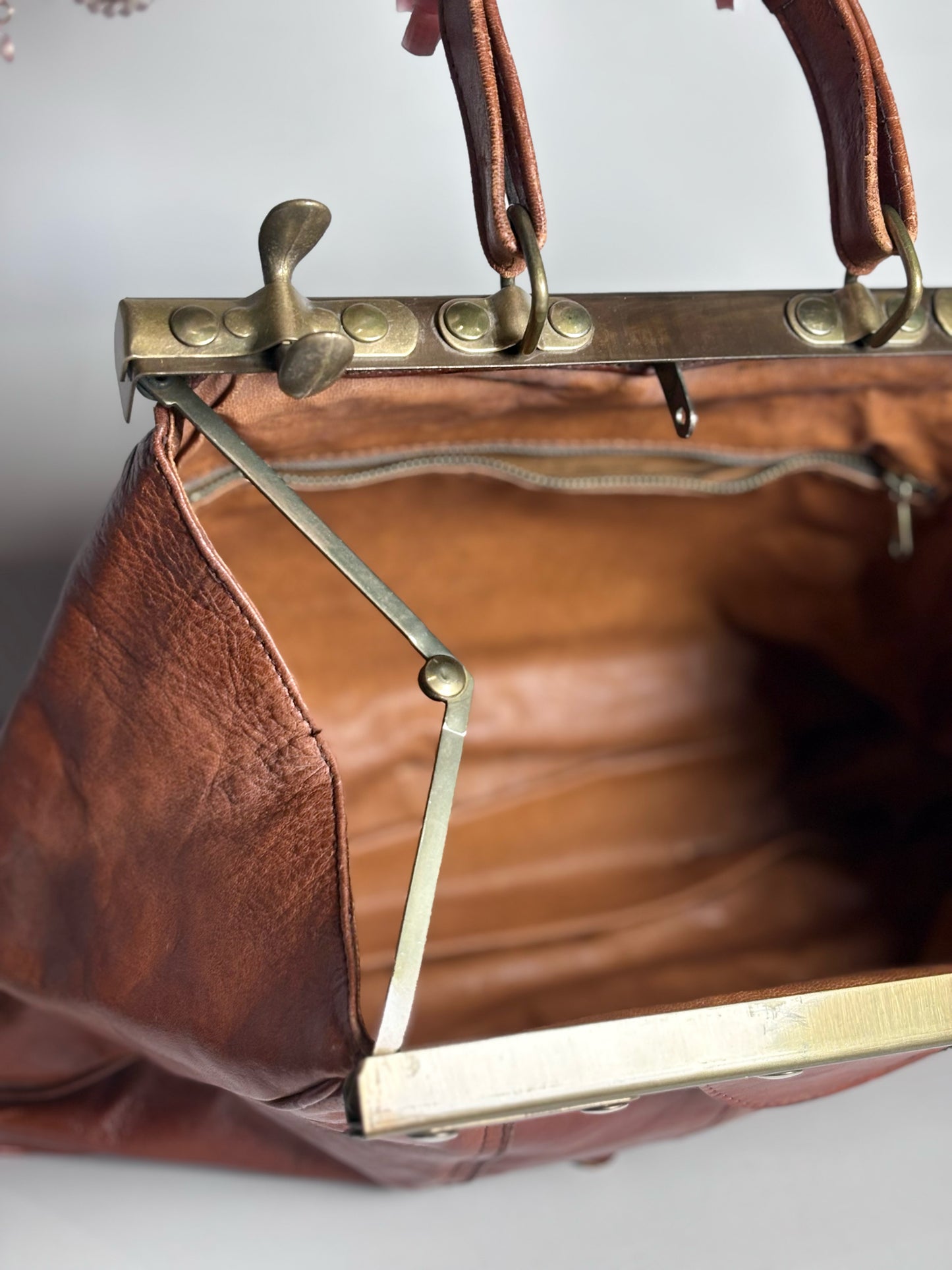 Vintage 100% Leather Doctor's Pre-owned Chestnut Brown Bag