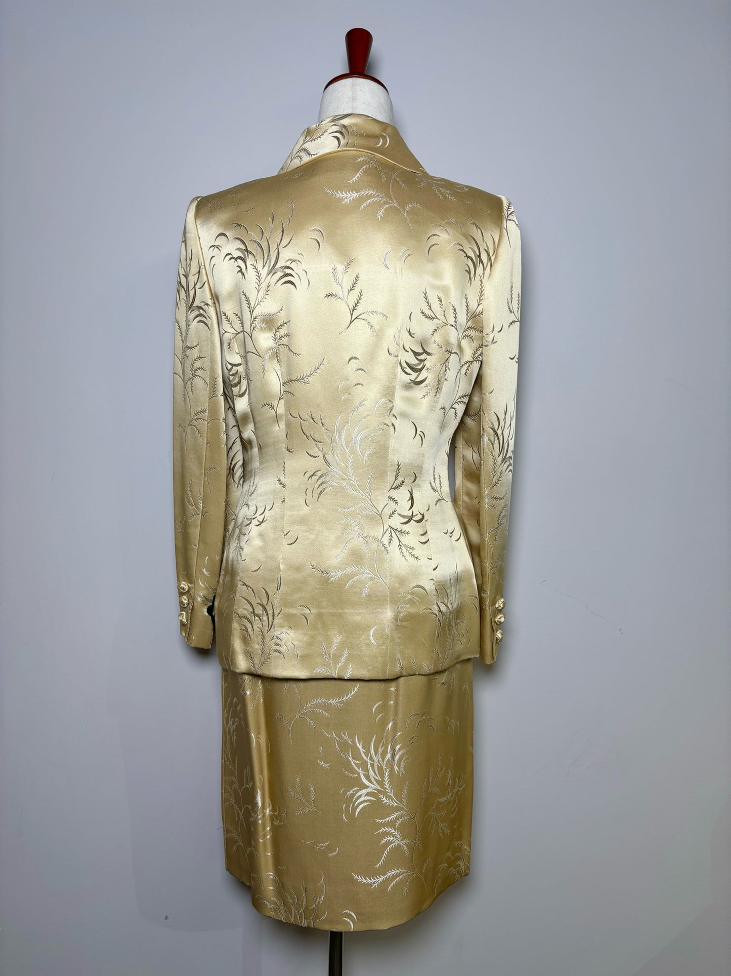 Women Size 8 Oscar de la Renta Cream Embroidered Suit