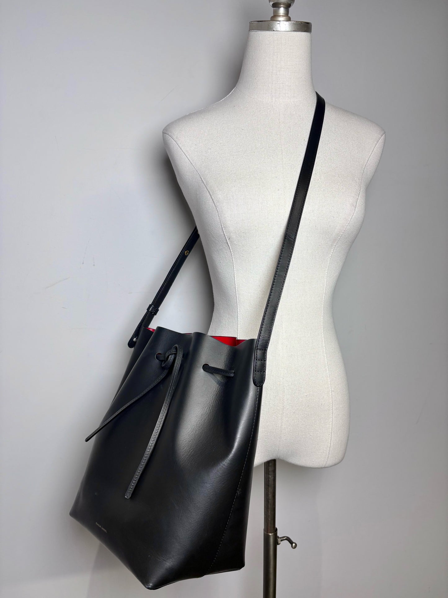 Women's Mansur Gavriel Large Bucket Leather Pre-owned Black/Flamma Red Bag